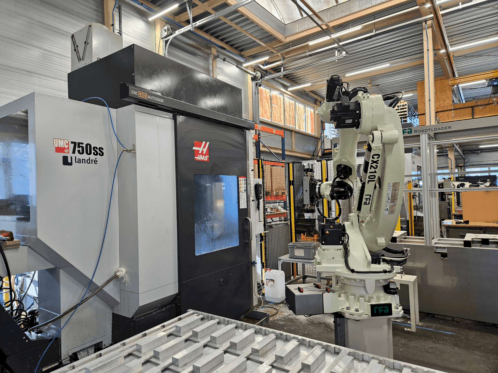 HAAS UMC-750SS Mašinos vaizdas iš priekio