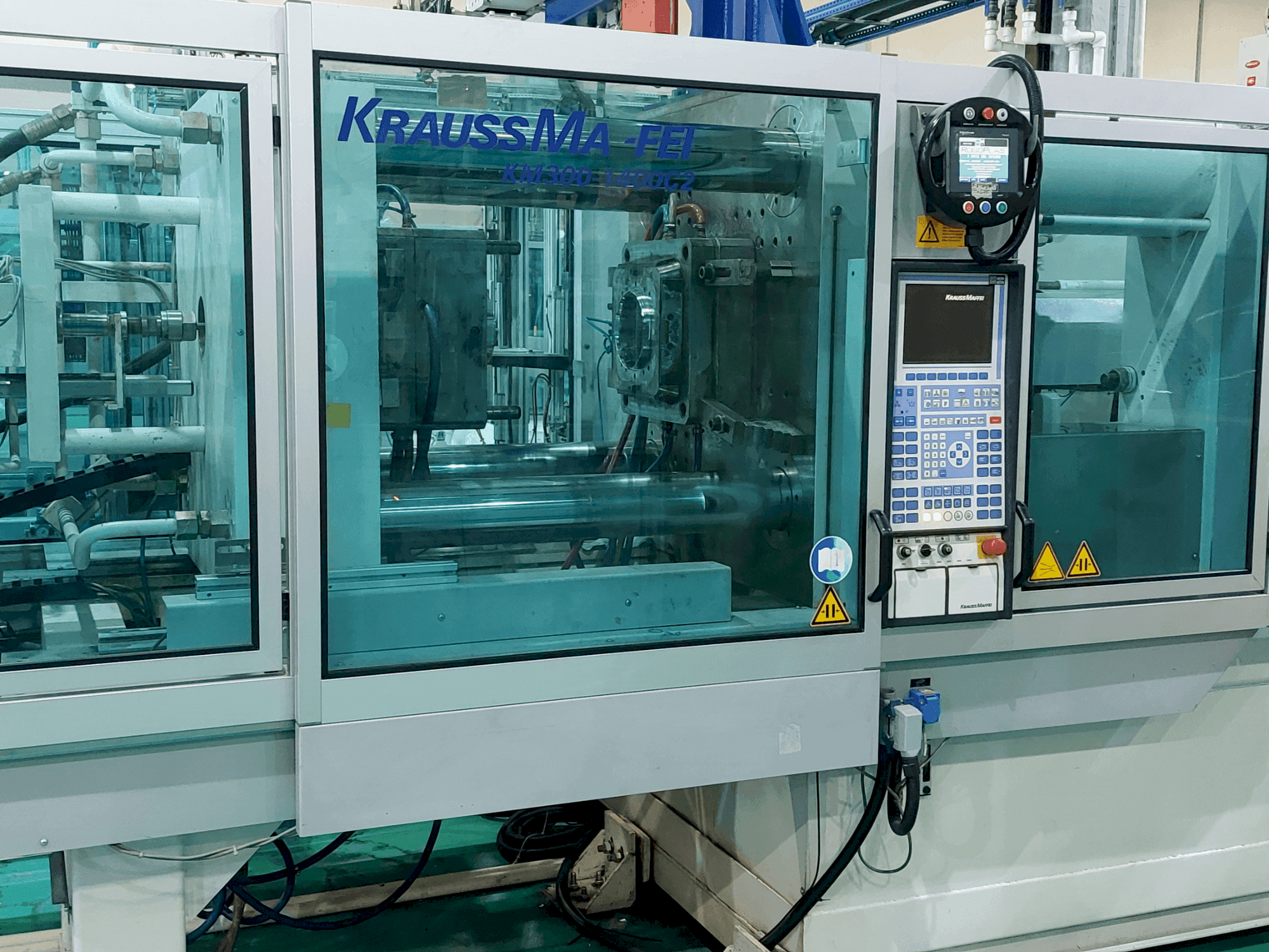 Krauss Maffei 300 – 1400 C2 Mašinos vaizdas iš priekio