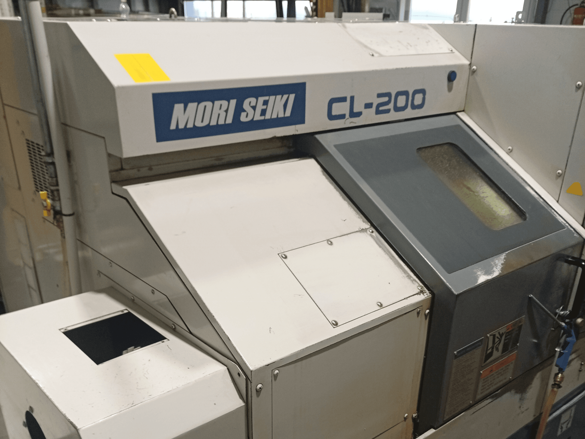 DMG Mori Seiki CL-200B horizontalios tekinimo staklės, priekinis vaizdas, kuriame matyti valdymo skydelis ir aušinimo skysčio lango detalės.
