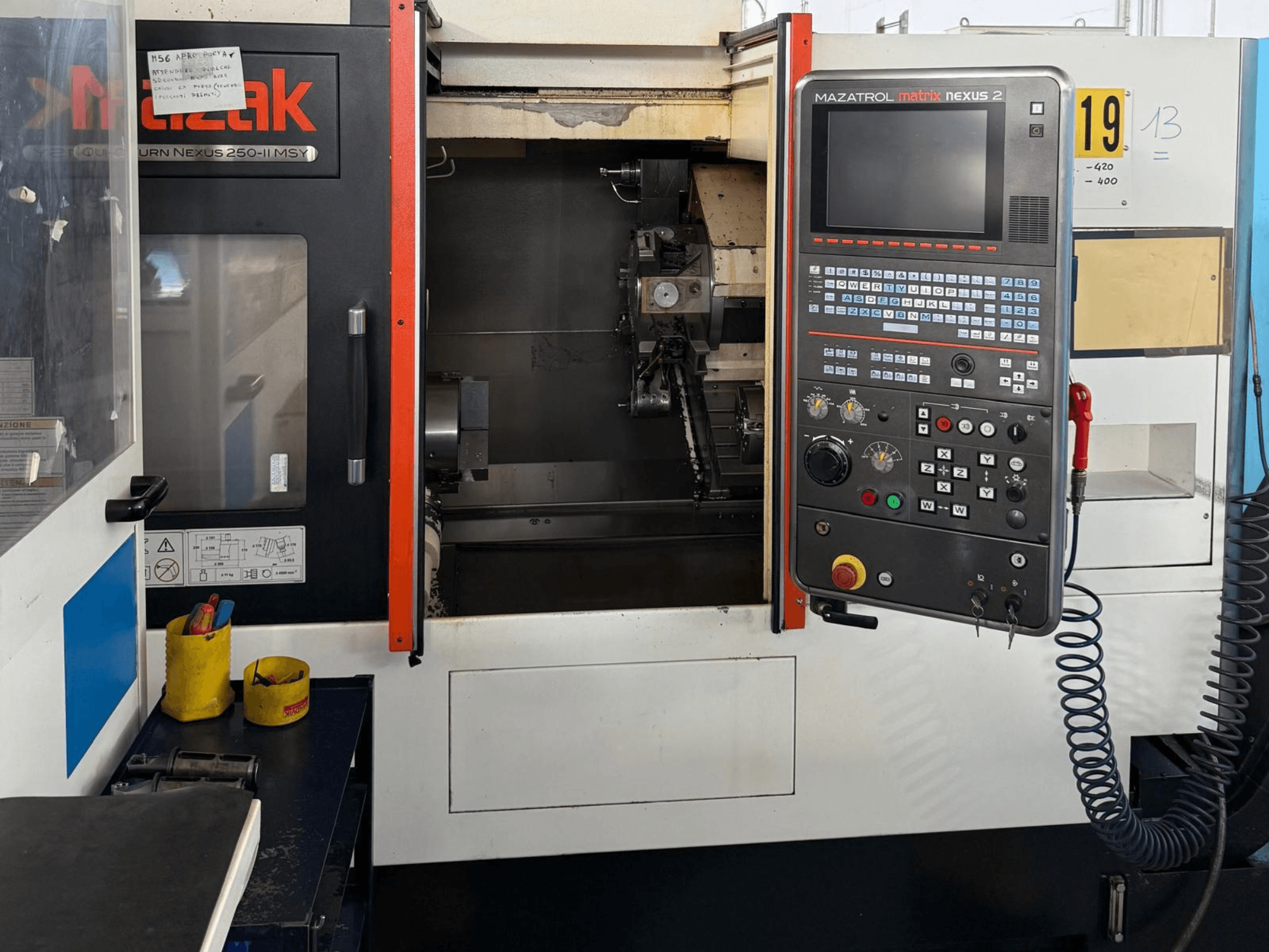 „Mazak QTN 250 II MSY“ horizontalaus tekinimo staklių vaizdas iš priekio, kuriame matomas „MAZATROL Matrix Nexus 2“ valdymo pultas ir staklių komponentai.