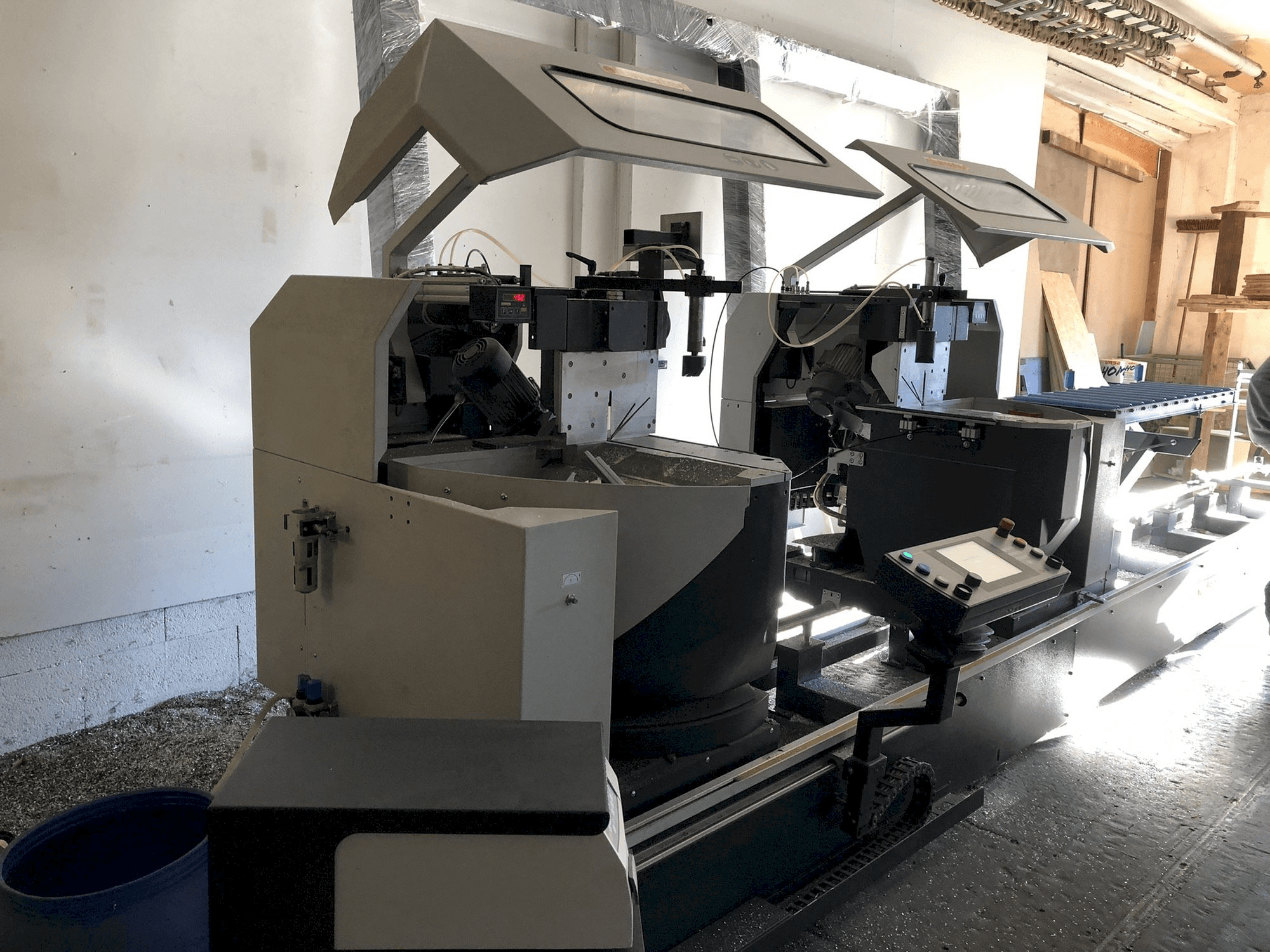 Elumatec DG 244 Mašinos vaizdas iš priekio