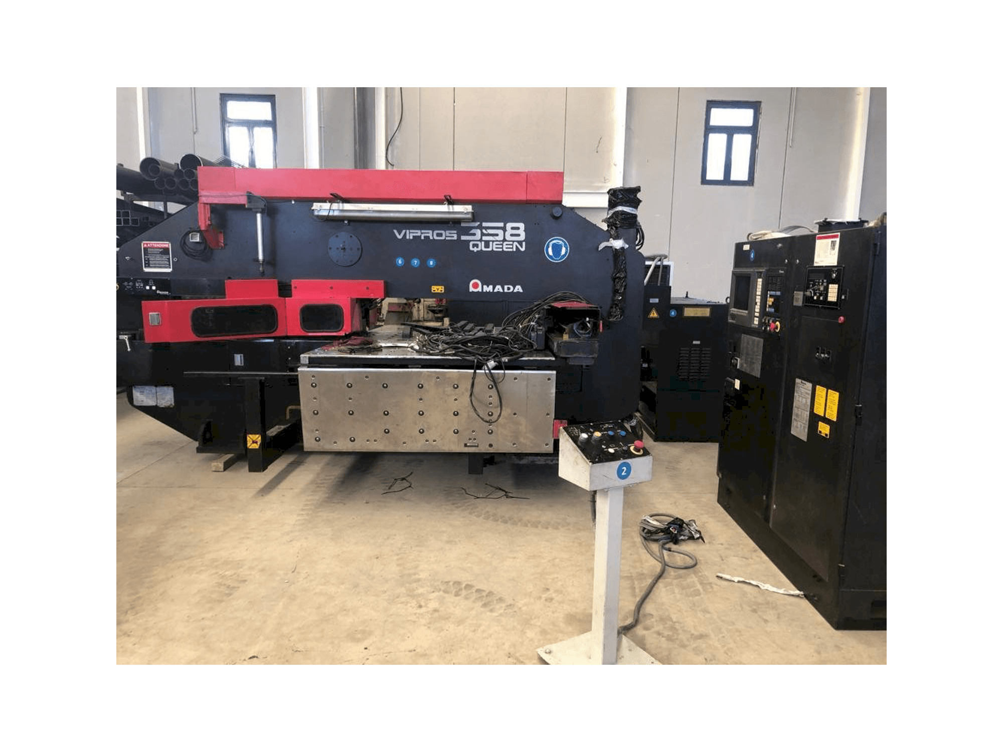 AMADA Vipros 358 Queen Mašinos vaizdas iš priekio