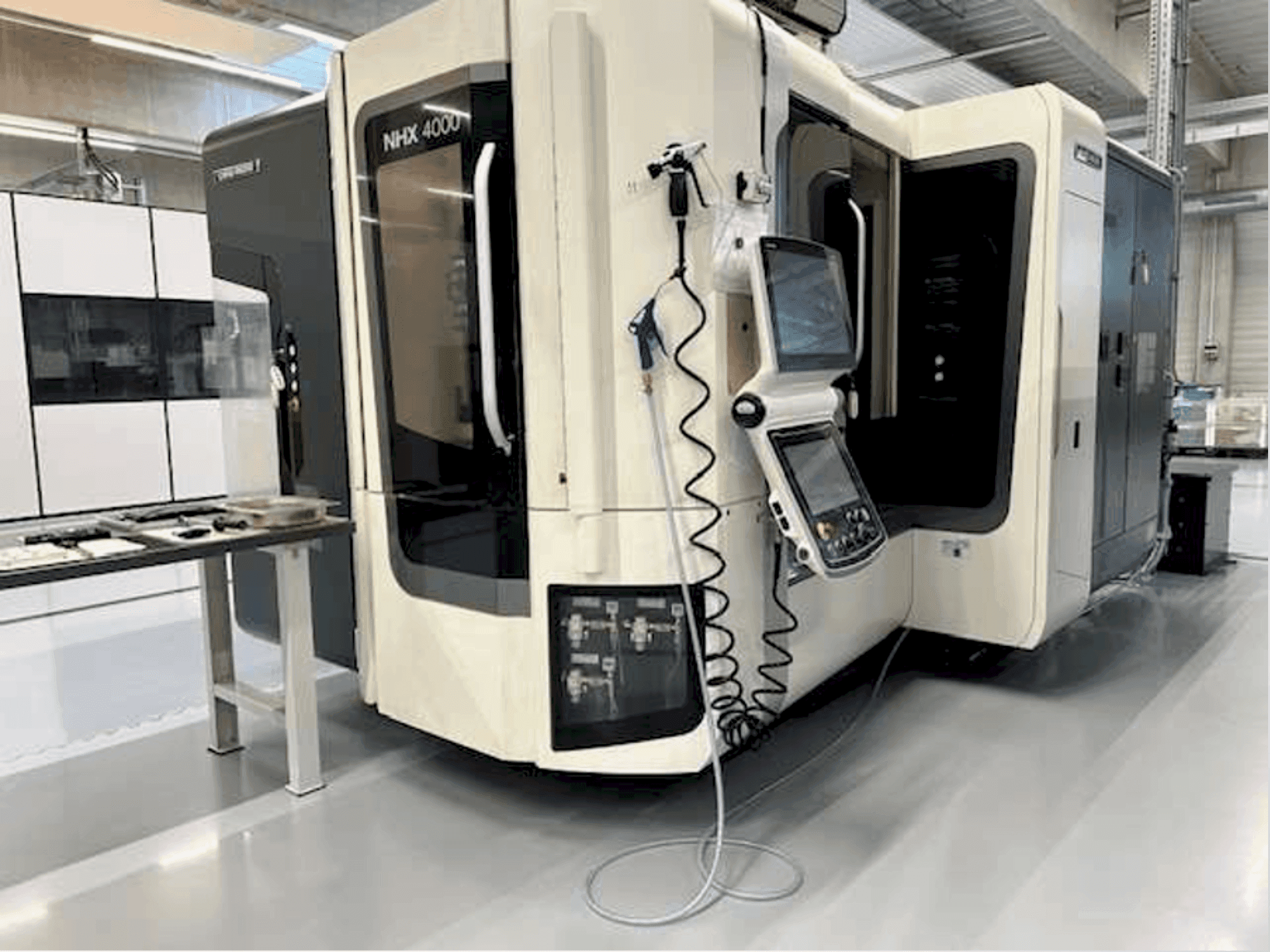 DMG MORI NHX 4000 Mašinos vaizdas iš priekio