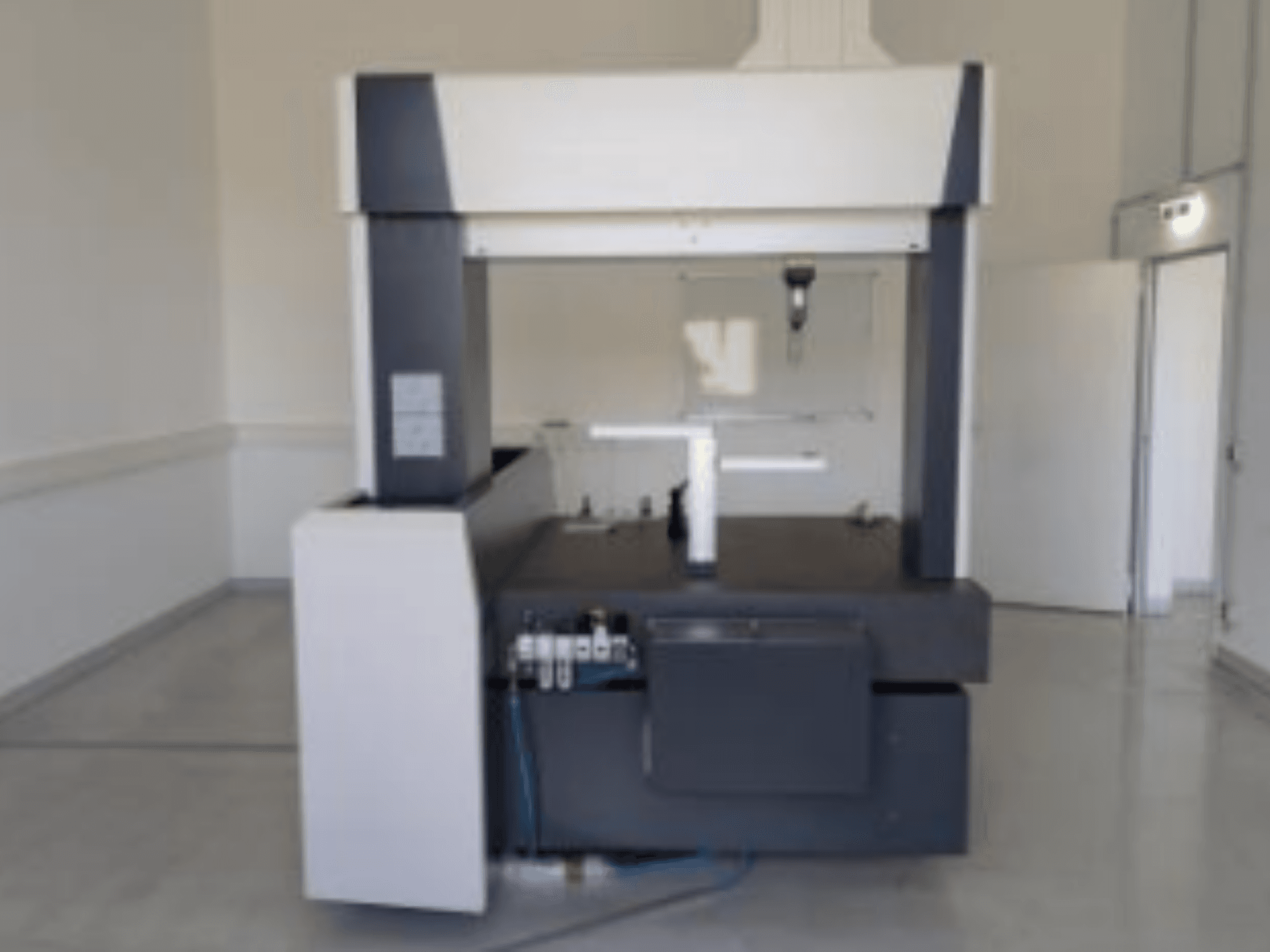 ZEISS Contura 9/12/8 RDS CMM, vaizdas iš priekio, su dideliu matavimo stalu ir šone esančiu valdymo pultu.