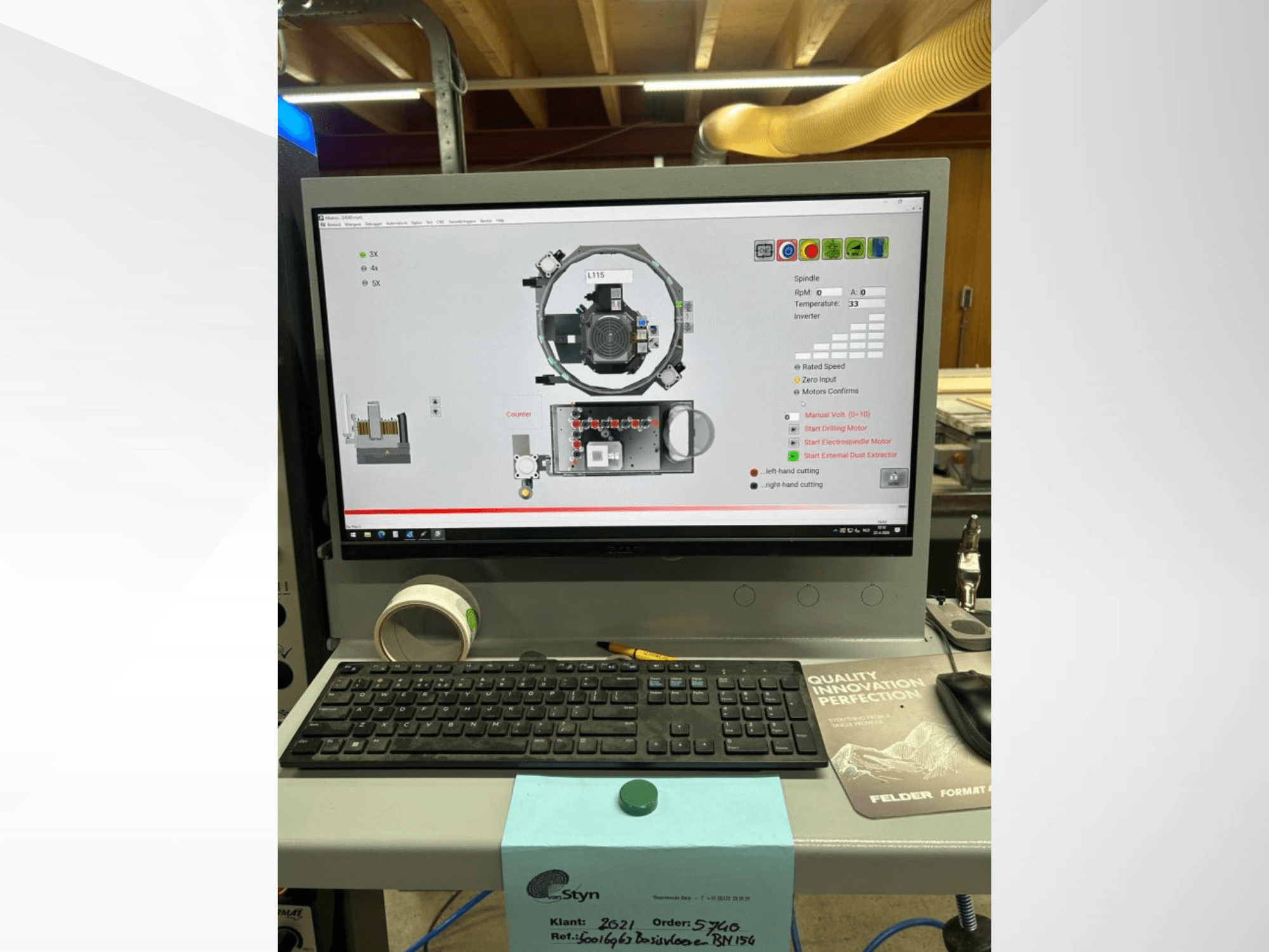 FORMAT4 FELDER FORMAT 4 H100 CNC staklių valdymo skydo vaizdas iš priekio su kompiuterio ekranu, kuriame rodoma darbinė informacija.