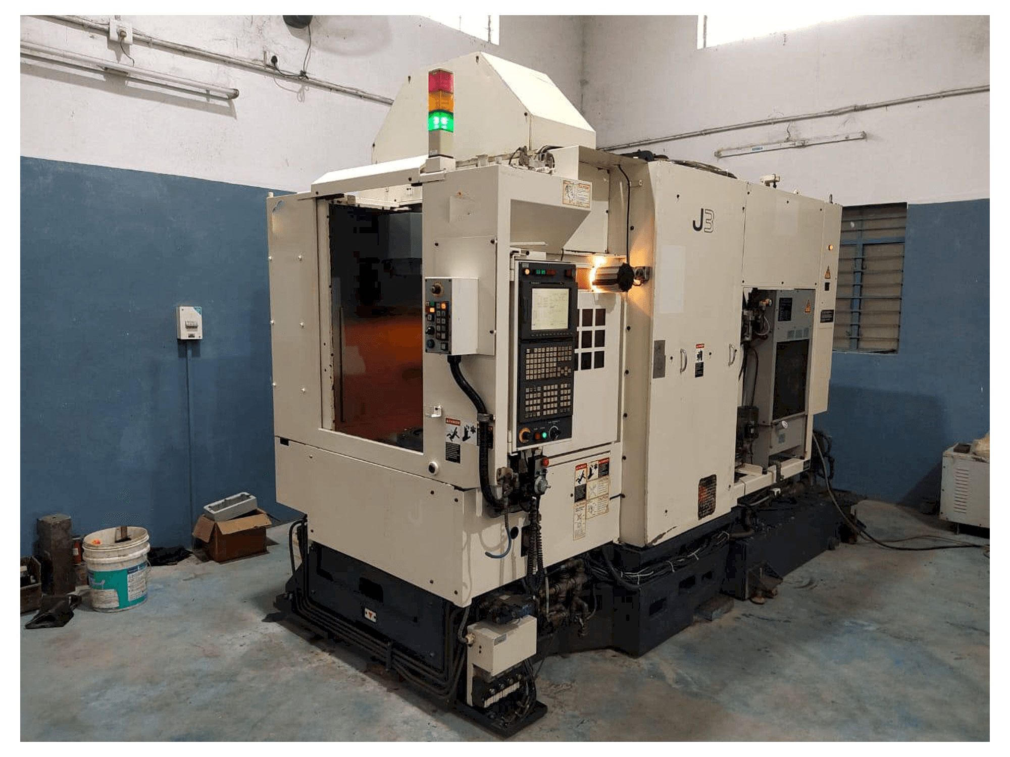 Makino J3 Mašinos vaizdas iš priekio