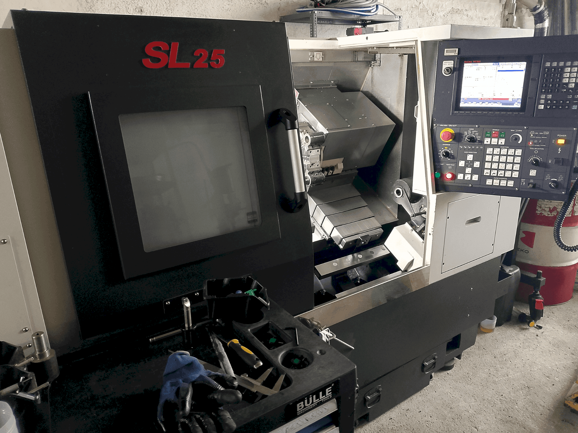 Akira Seiki SL 25 Mašinos vaizdas iš priekio