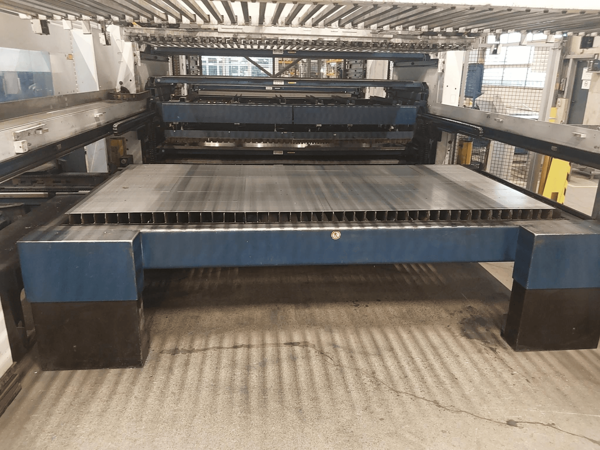 "TRUMPF TruLaser 3030 L20" CO2 lazerinio pjovimo staklių su didele pjovimo lova ir atramine konstrukcija vaizdas iš priekio.