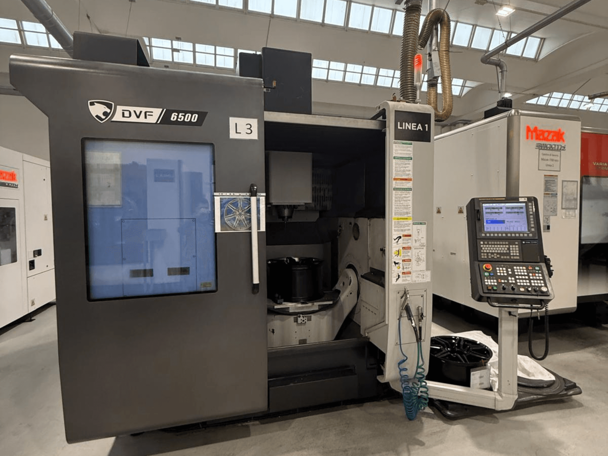 DVF 6500 CNC staklės, vaizdas iš priekio, valdymo skydelis ir vidinė erdvė su detalės laikikliu.