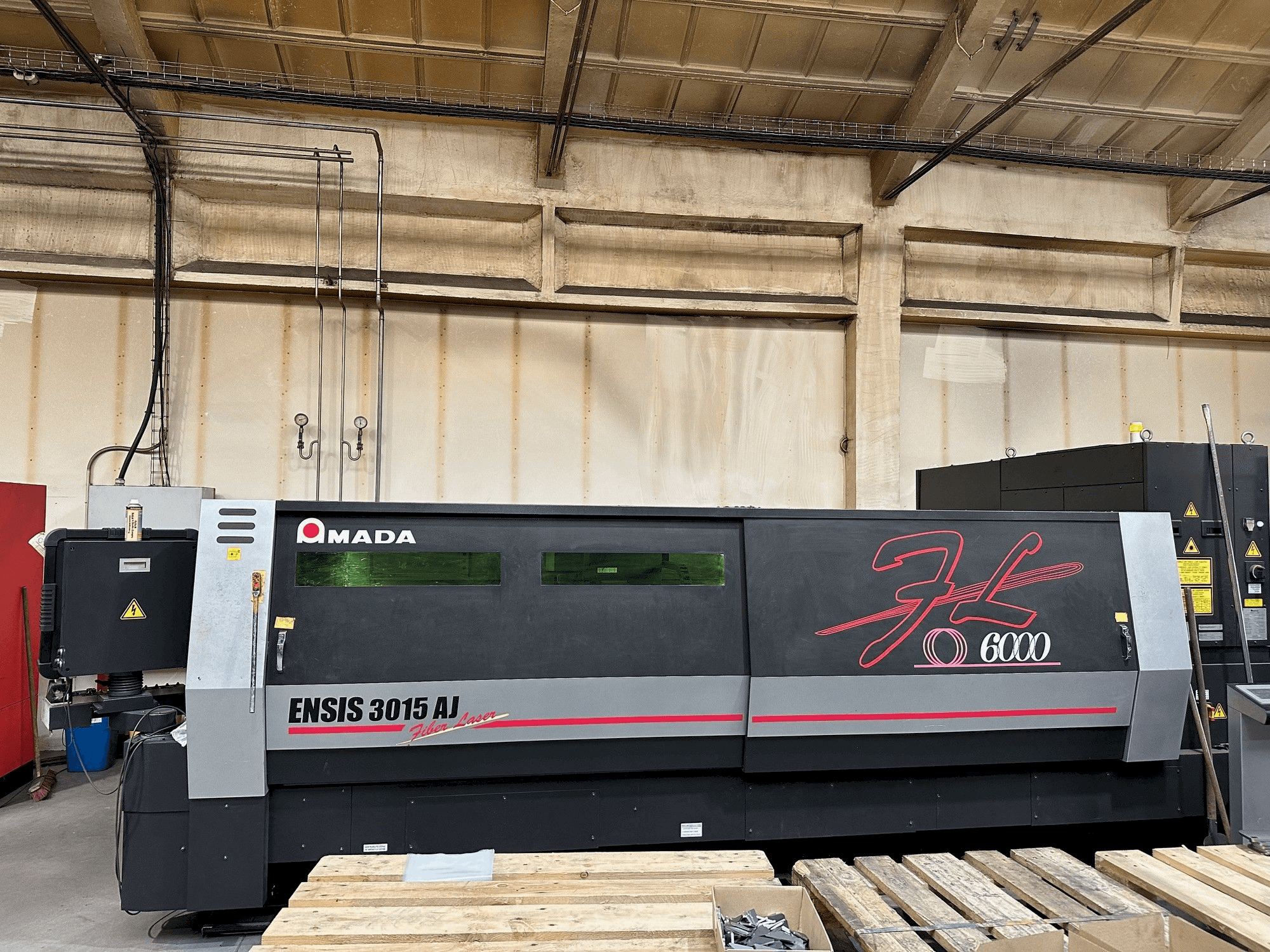 AMADA ENSIS-3015 AJ Mašinos vaizdas iš priekio