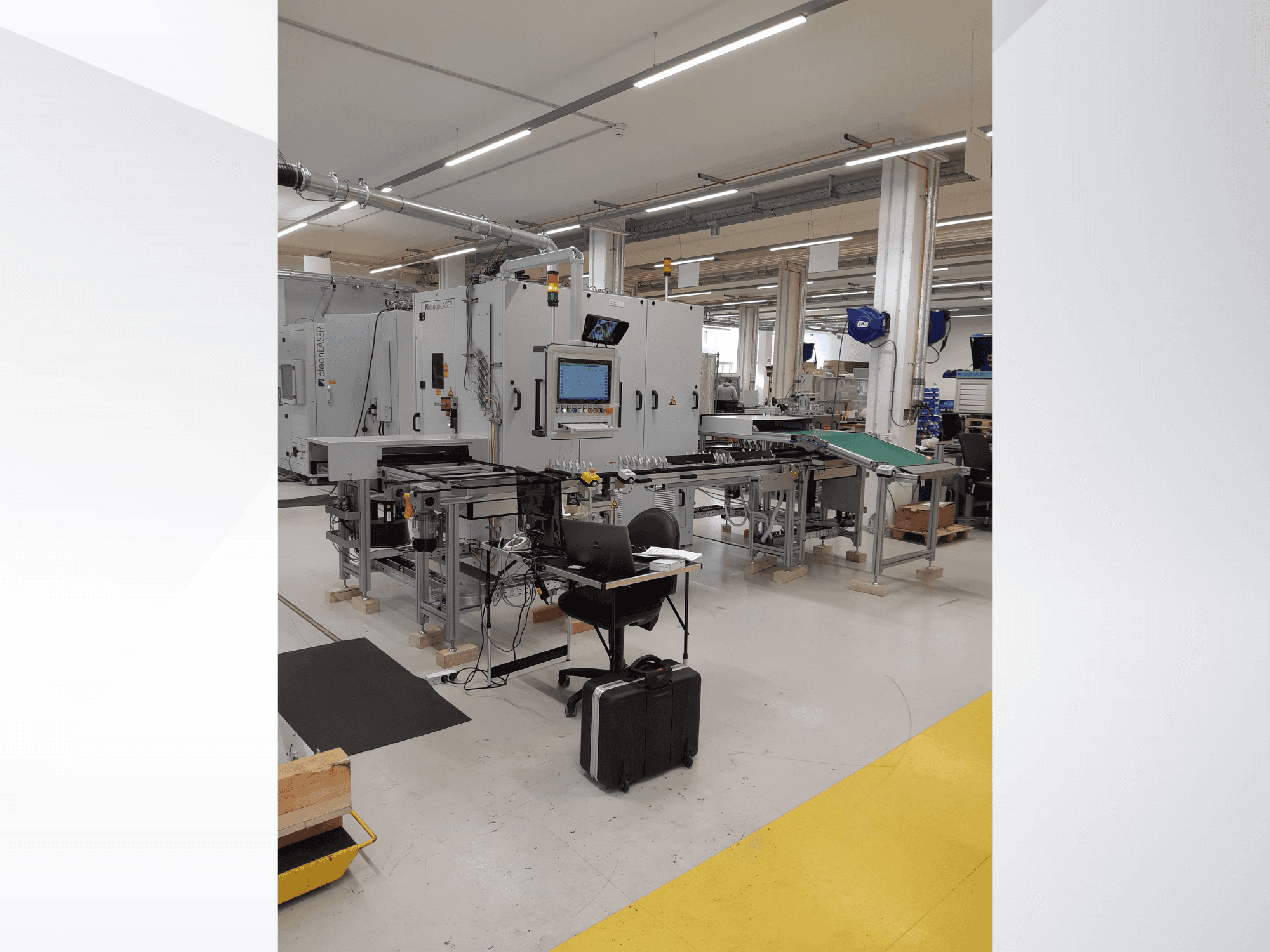 „CLEAN LASER clean CELL 3220 CL600“ staklės, vaizdas iš priekio su valdymo pultu ir darbo zona gamyklinėse sąlygose.