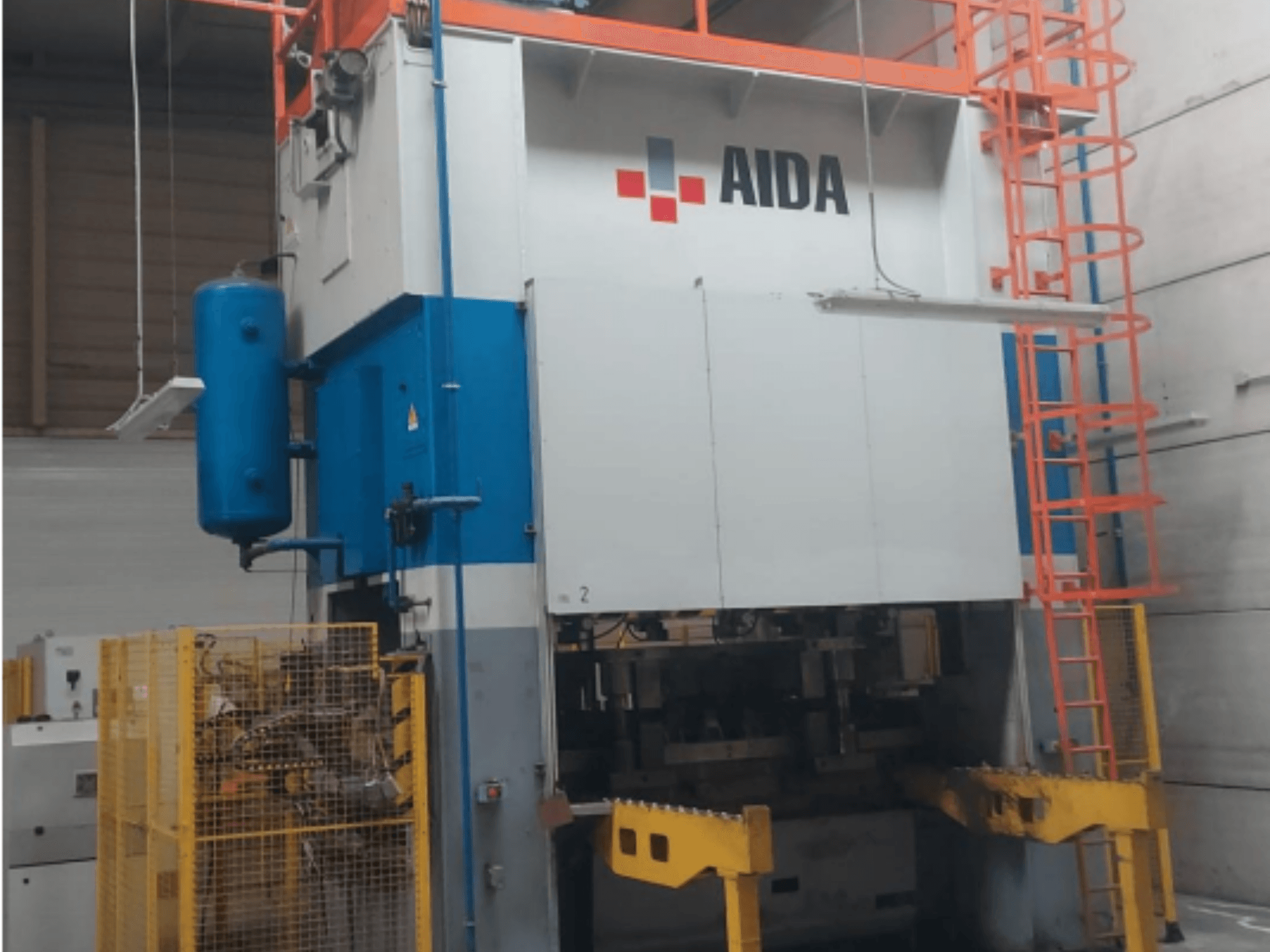 Mechaninis štampavimo presas AIDA 315/2MR/LD/TE 3, vaizdas iš priekio, mėlynos ir baltos spalvos korpusas, geltonas pagrindas ir apsauginis narvelis.