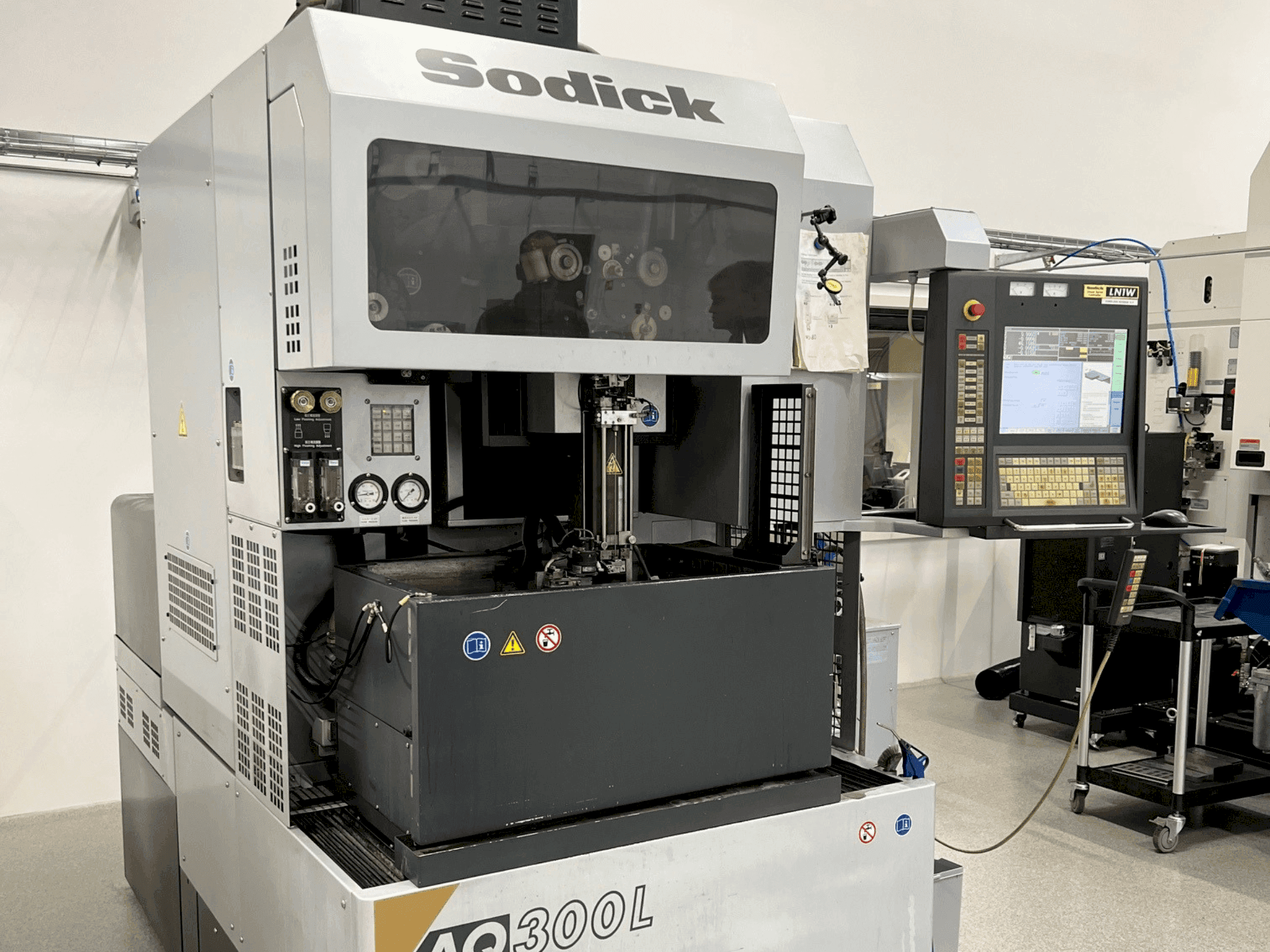 Sodick AQ300L Mašinos vaizdas iš priekio