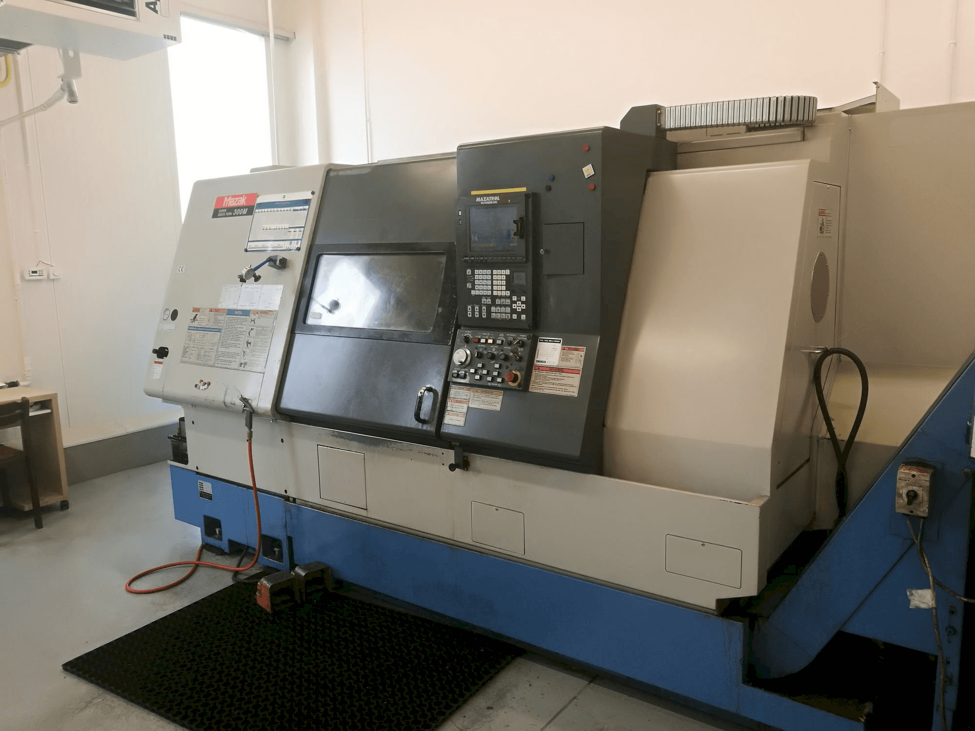 Mazak SQT-300M Mašinos vaizdas iš priekio