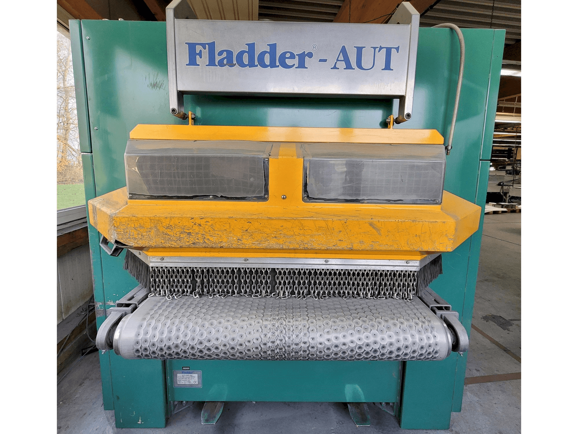 Fladder AUT-1000 VAC Mašinos vaizdas iš priekio
