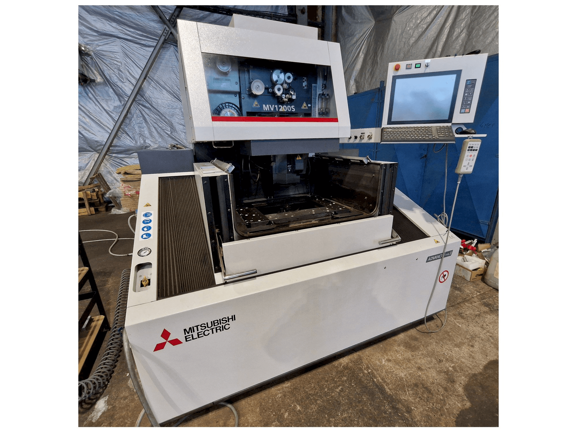 Mitsubishi MV1200S Mašinos vaizdas iš priekio