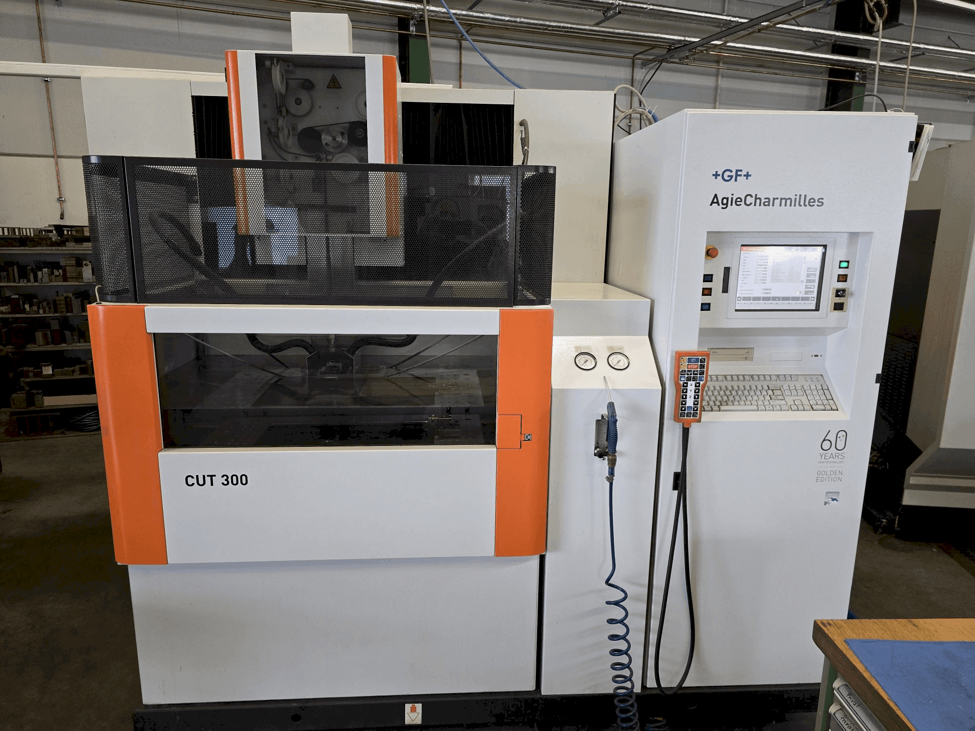 AgieCharmilles CUT 300 Mašinos vaizdas iš priekio