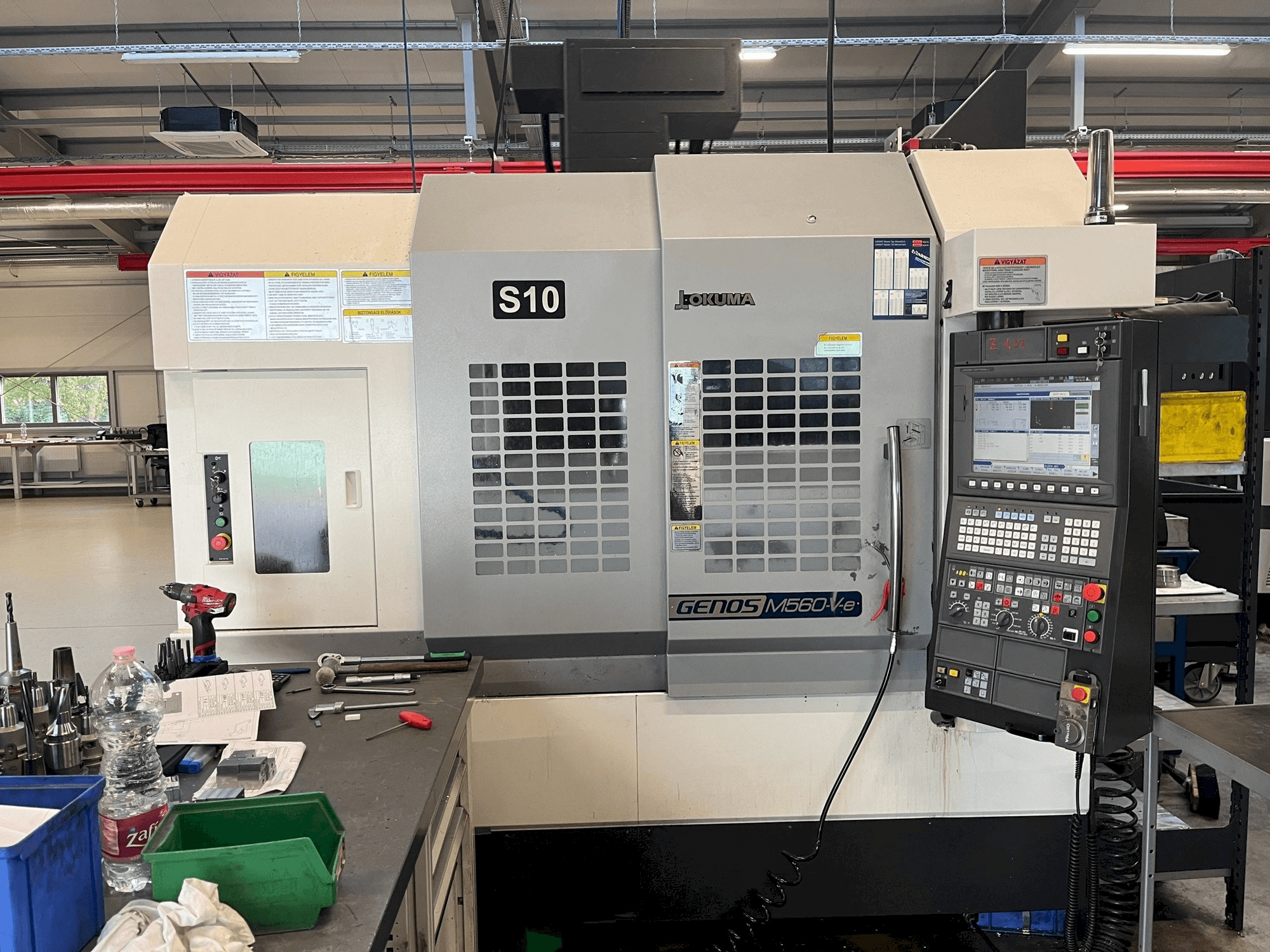 Okuma GENOS M560R Mašinos vaizdas iš priekio
