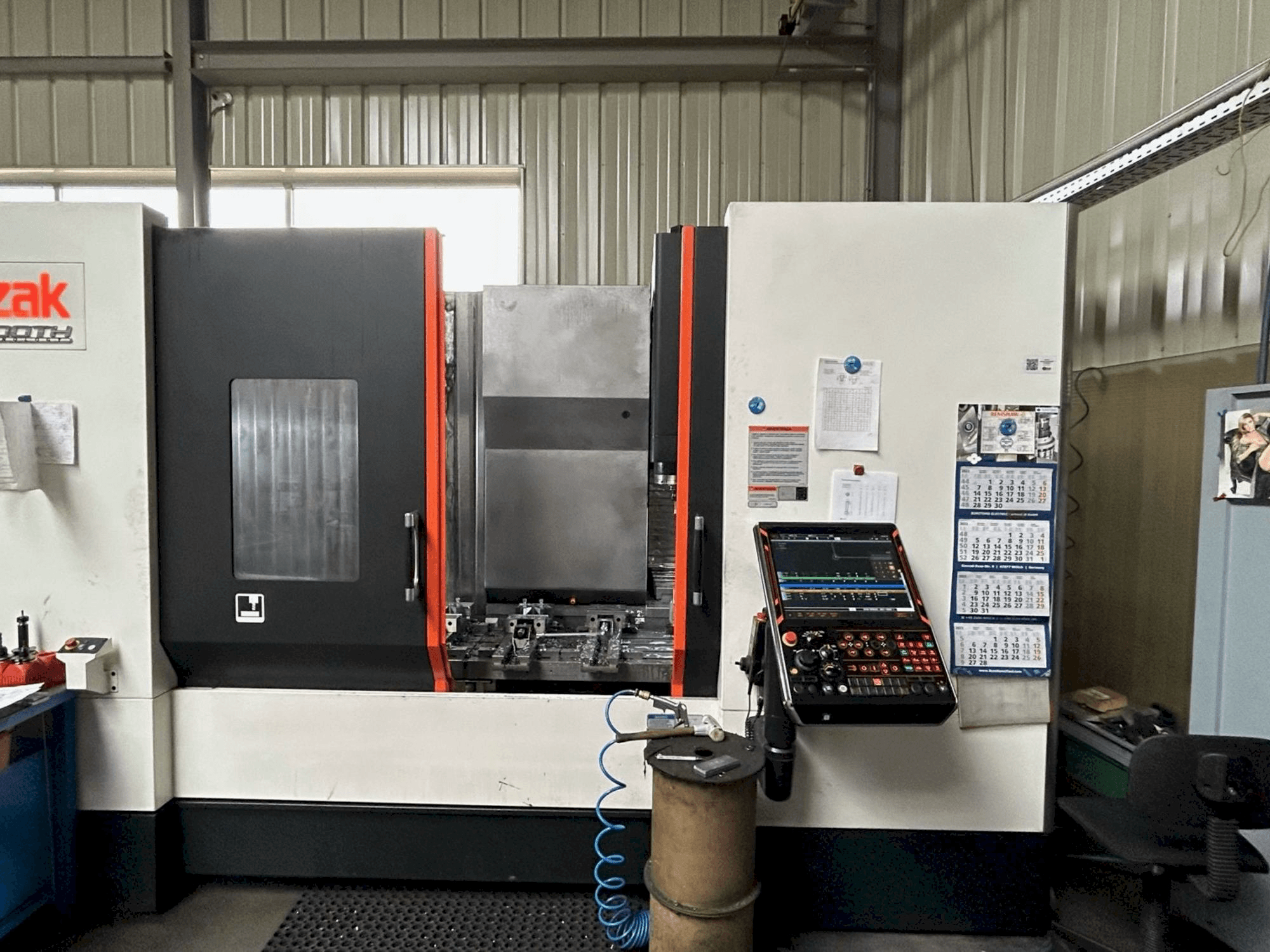 Mazak VTC 530C Mašinos vaizdas iš priekio