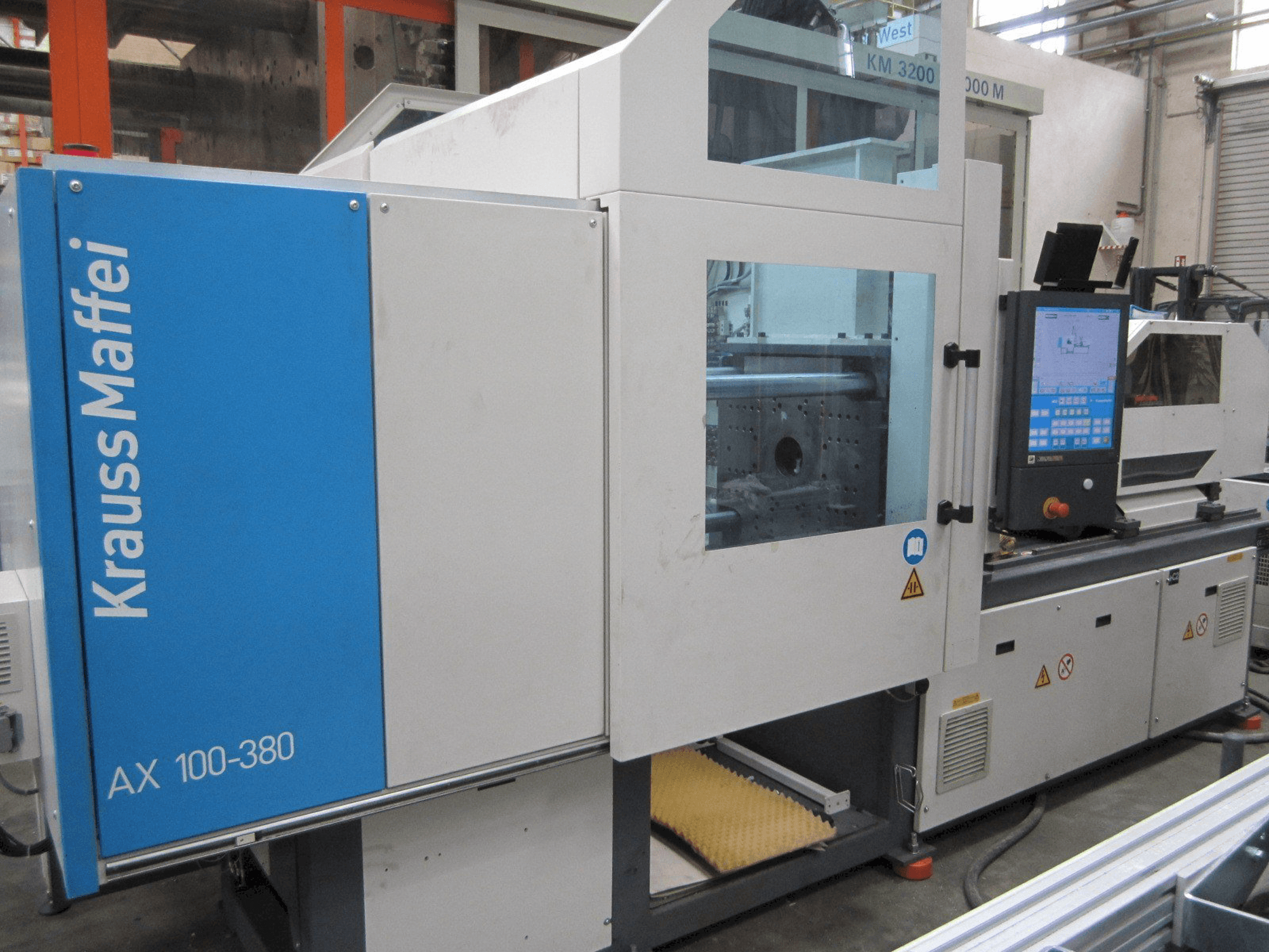 Krauss Maffei 100-380 AX Mašinos vaizdas iš priekio