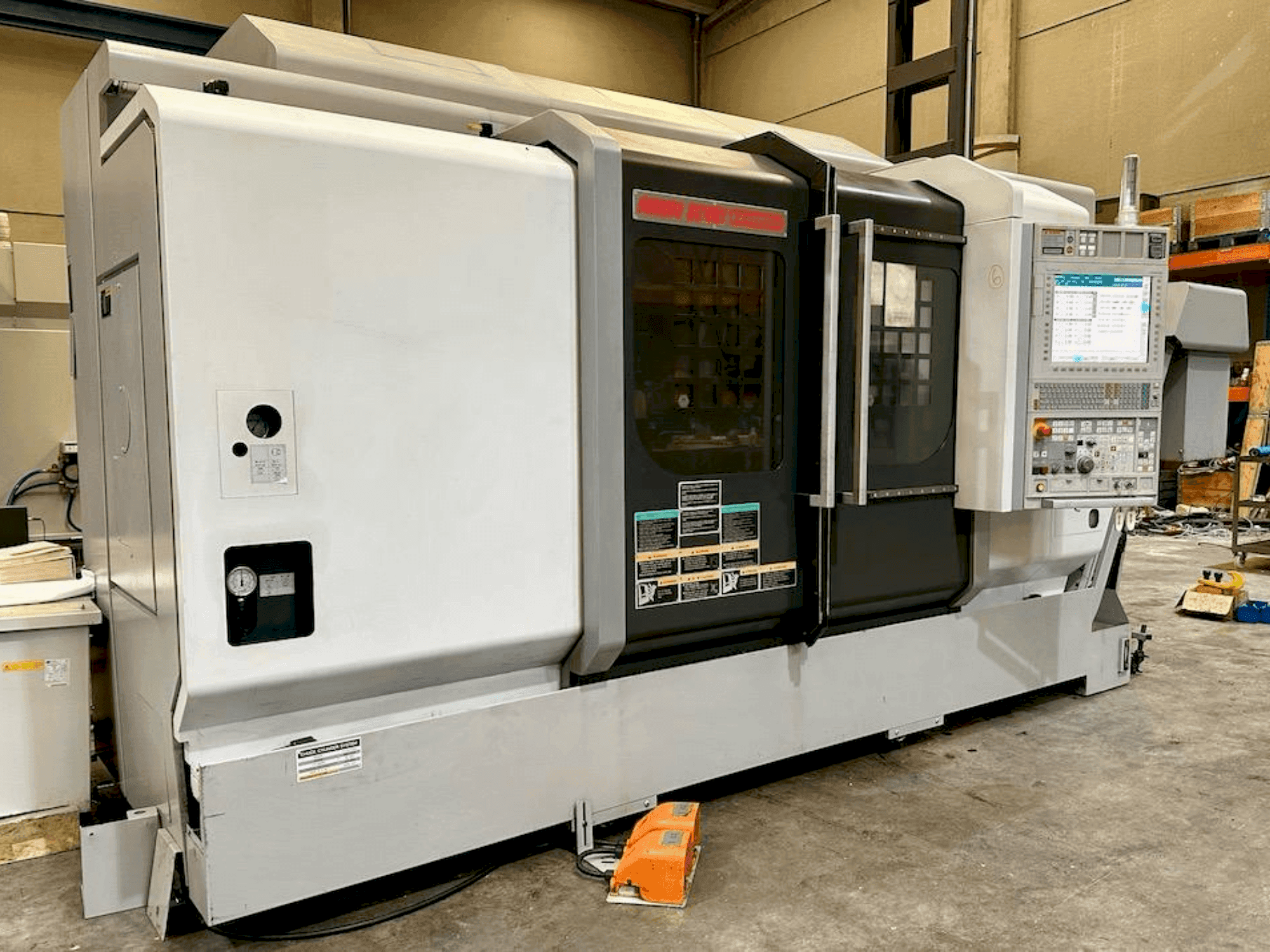 MORI SEIKI NZX 2500/1000Y Mašinos vaizdas iš priekio