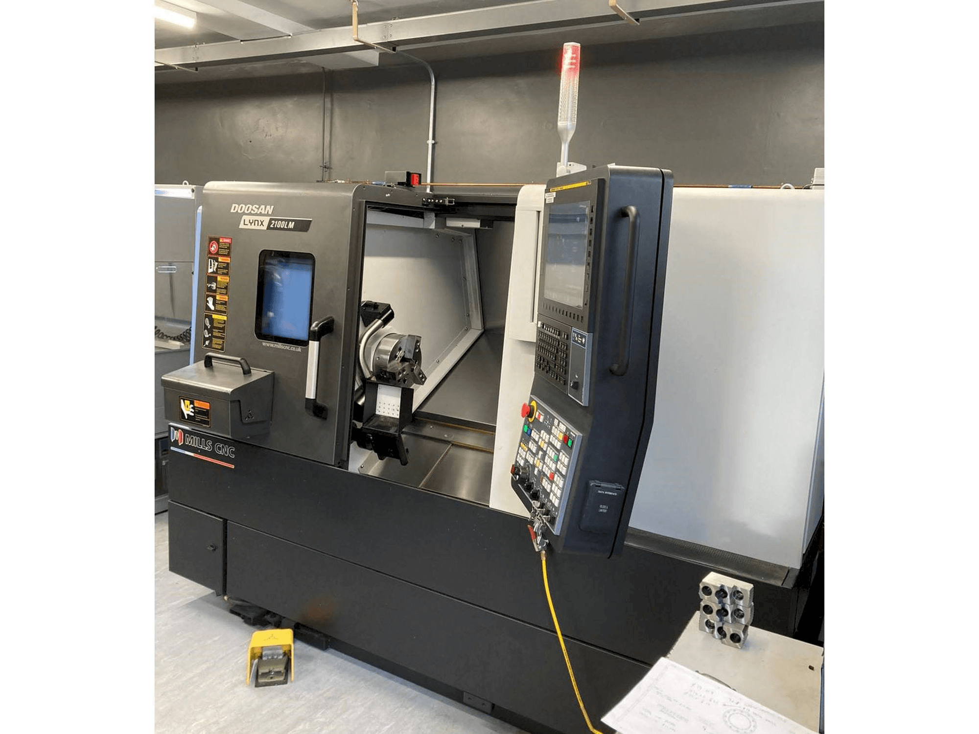 Doosan Lynx 2100 LMB Mašinos vaizdas iš priekio