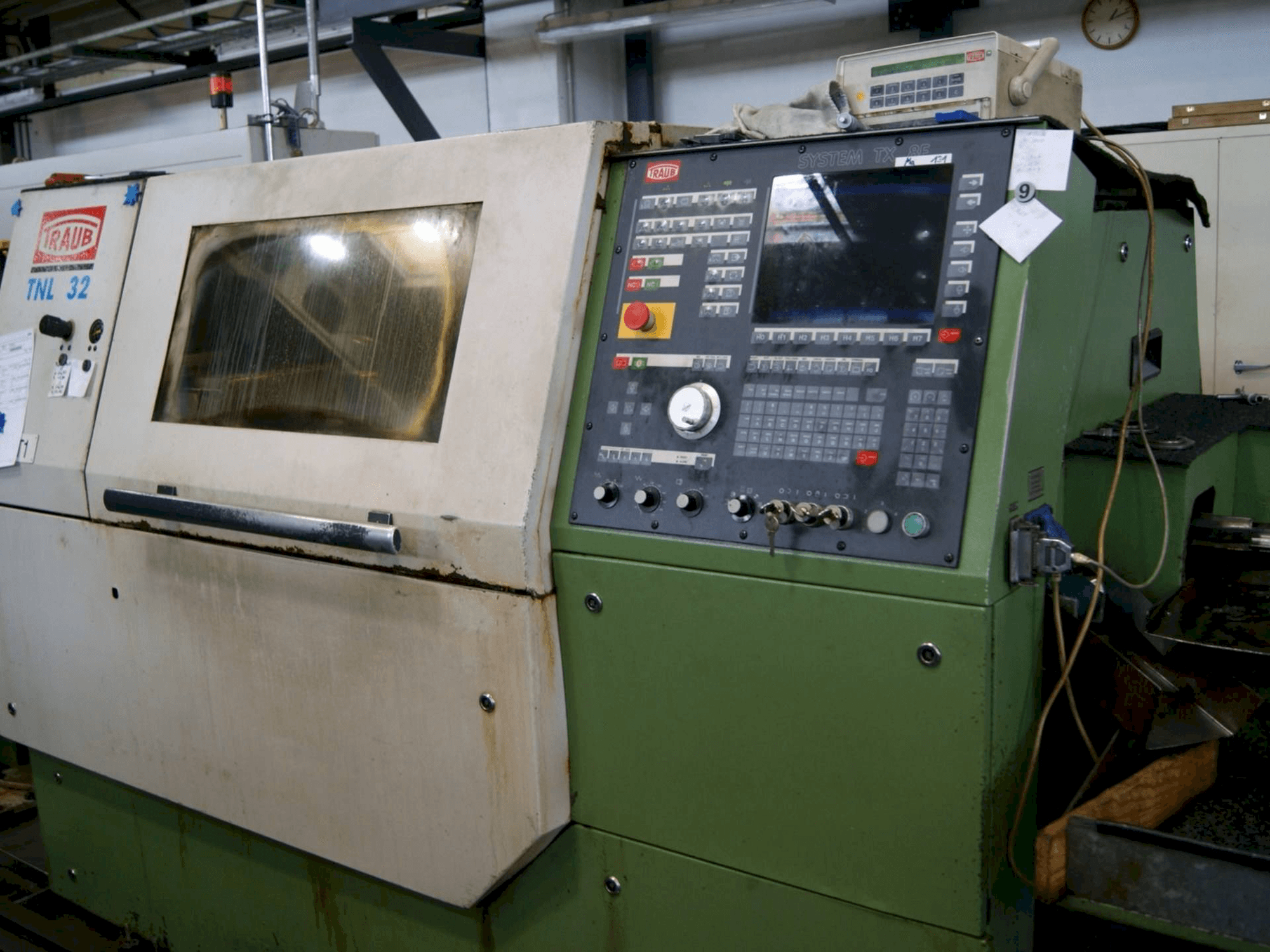 TRAUB TNL 32G Mašinos vaizdas iš priekio
