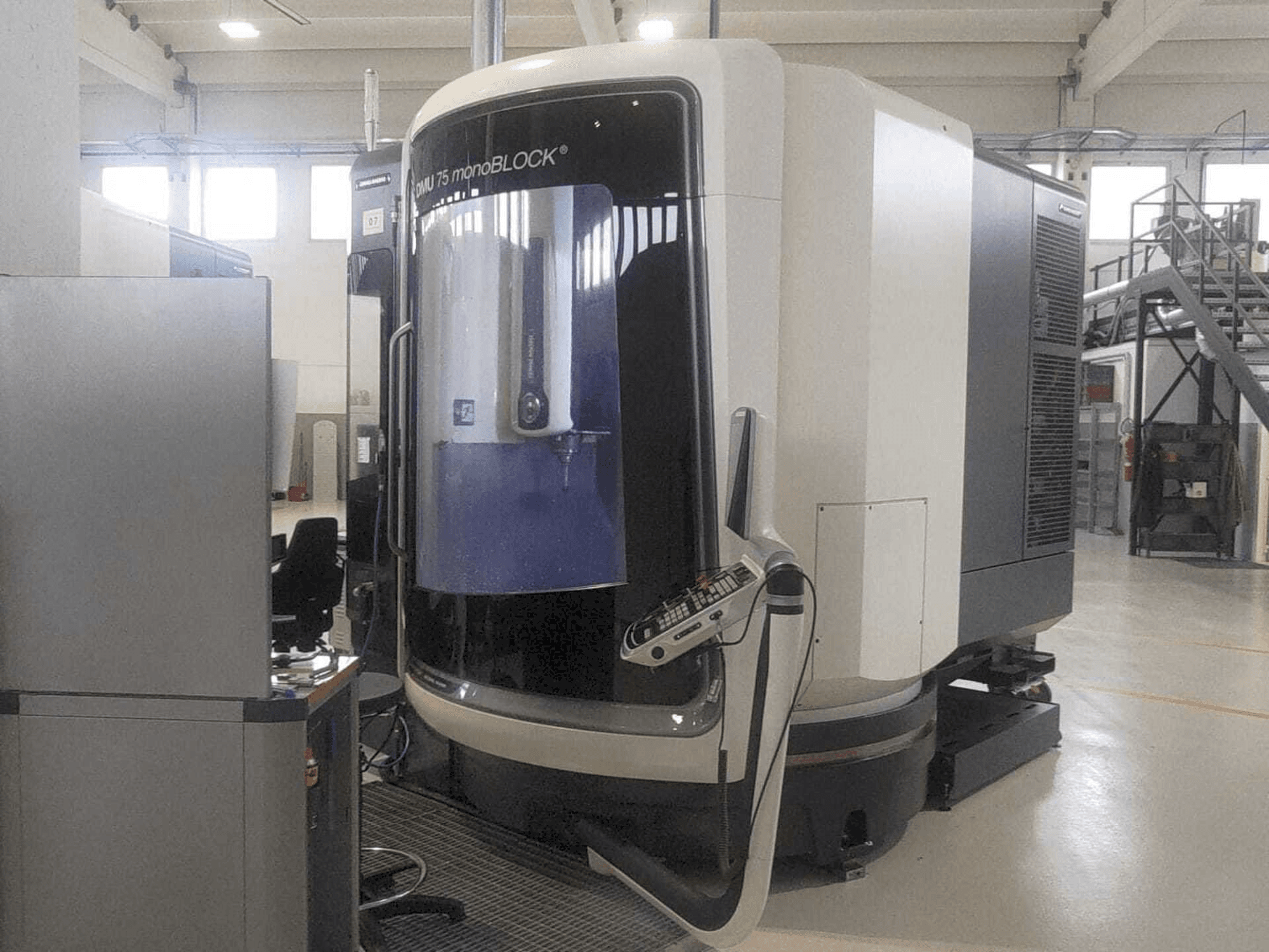 DMG MORI DMU 75 monoBLOCK Mašinos vaizdas iš priekio