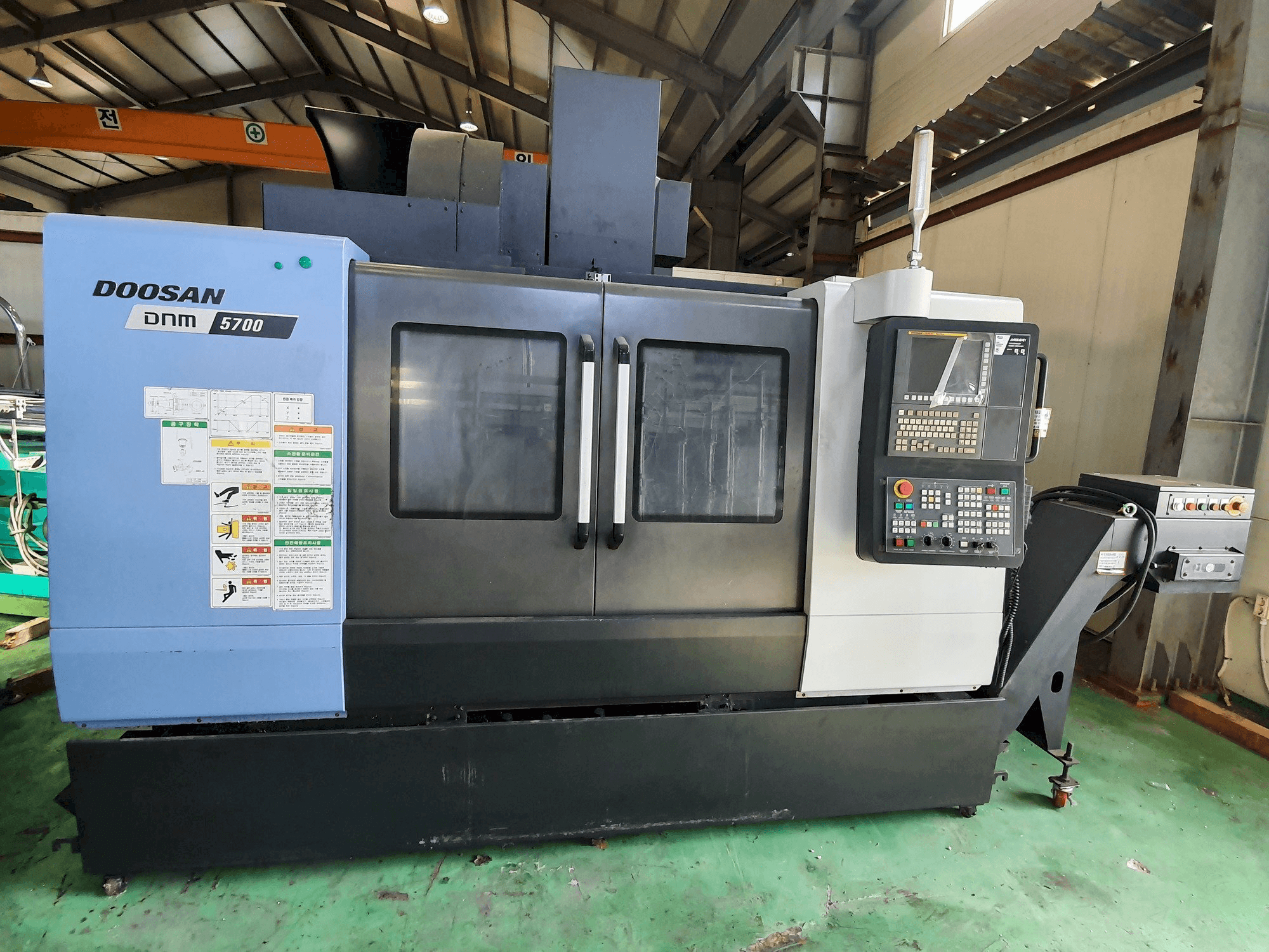 Doosan DNM5700 Mašinos vaizdas iš priekio