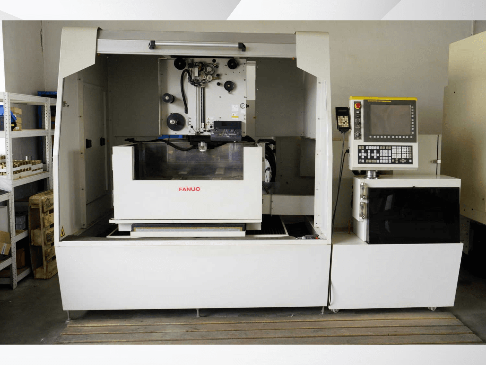 „FANUC ROBOCUT alpha-1iD“ vielos elektroerozijos staklės, vaizdas iš priekio, kuriame matomi valdymo skydas ir darbo zonos elementai.