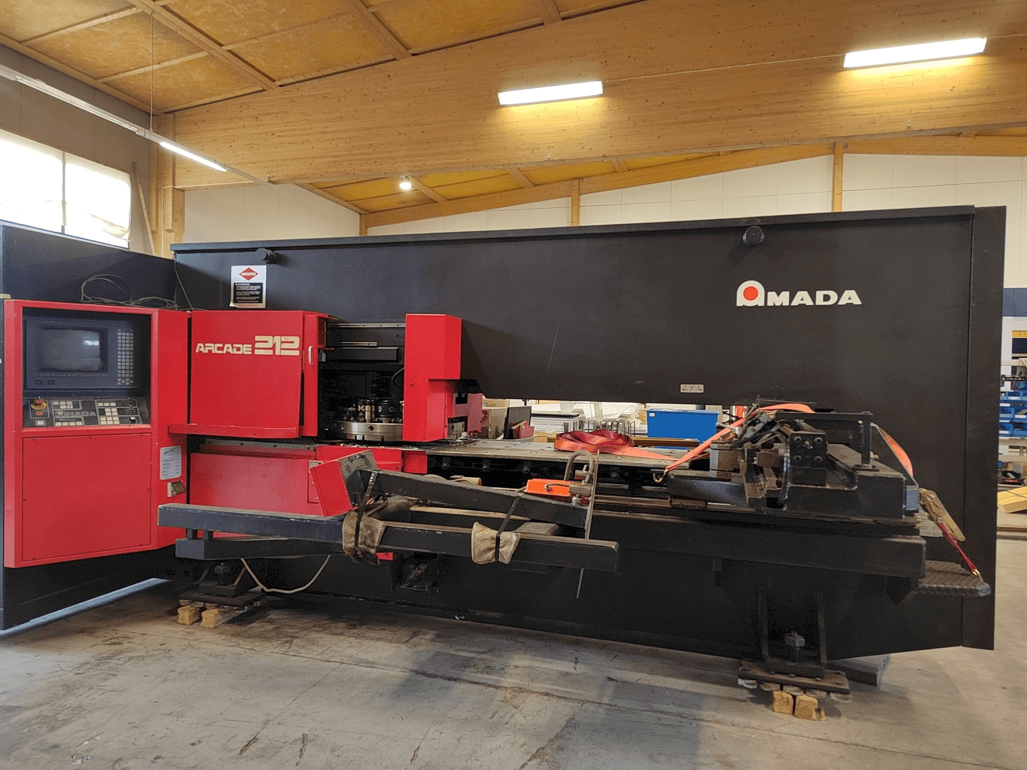 AMADA Arcade 212 Mašinos vaizdas iš priekio