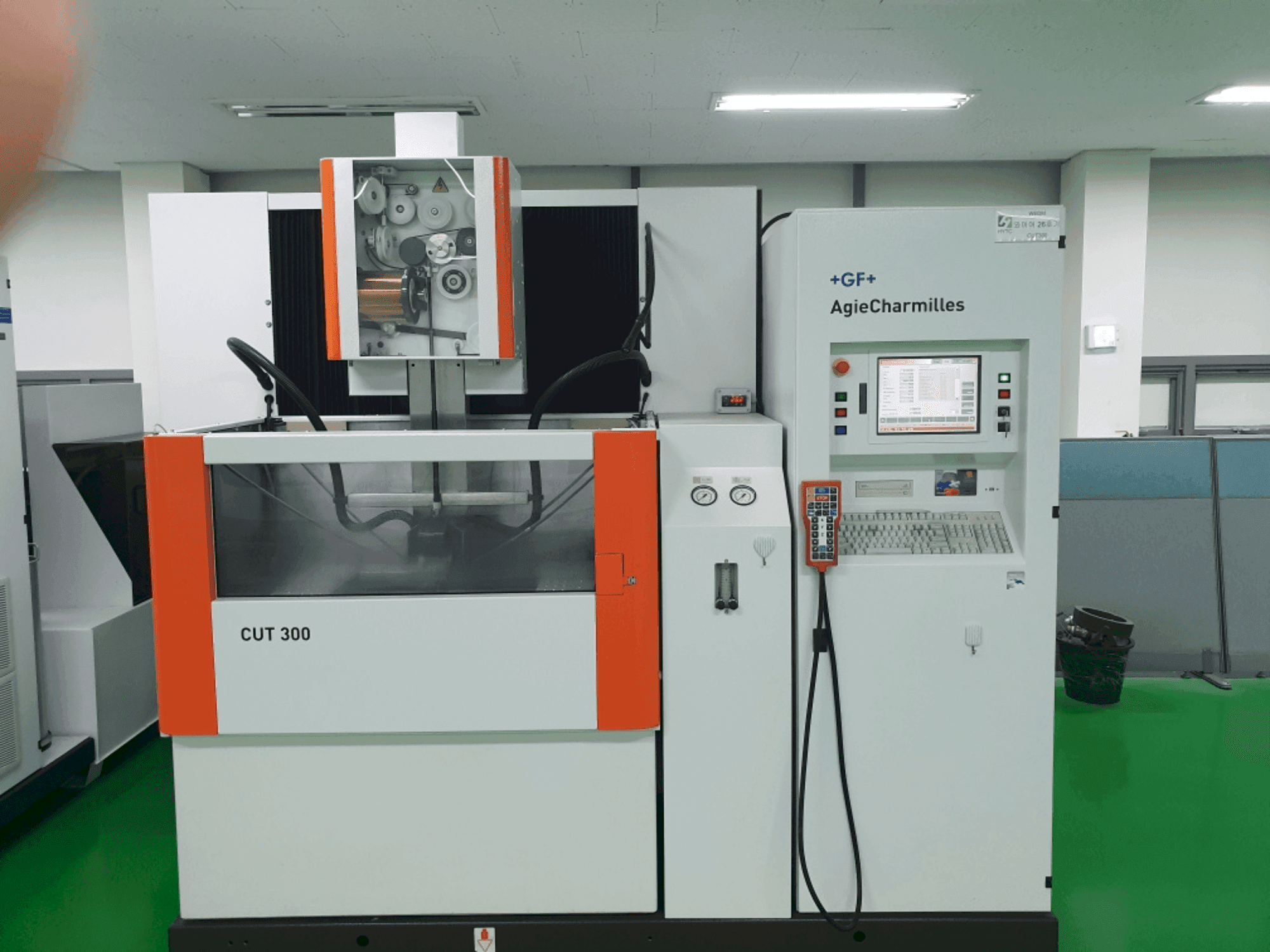 AGIE CUT 300 Mašinos vaizdas iš priekio