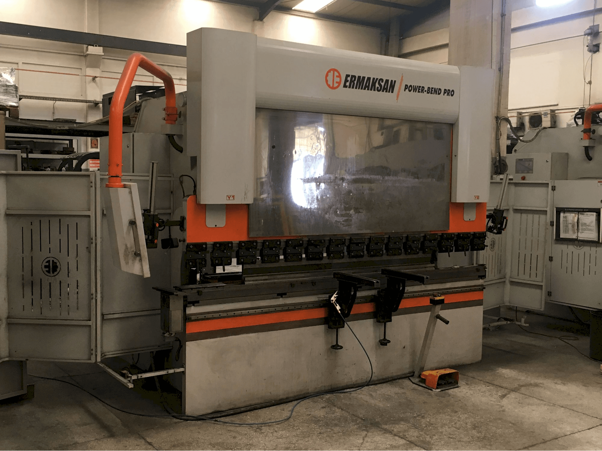 ERMAKSAN POWER-BEND PRO 3100x135 Mašinos kairės pusės vaizdas