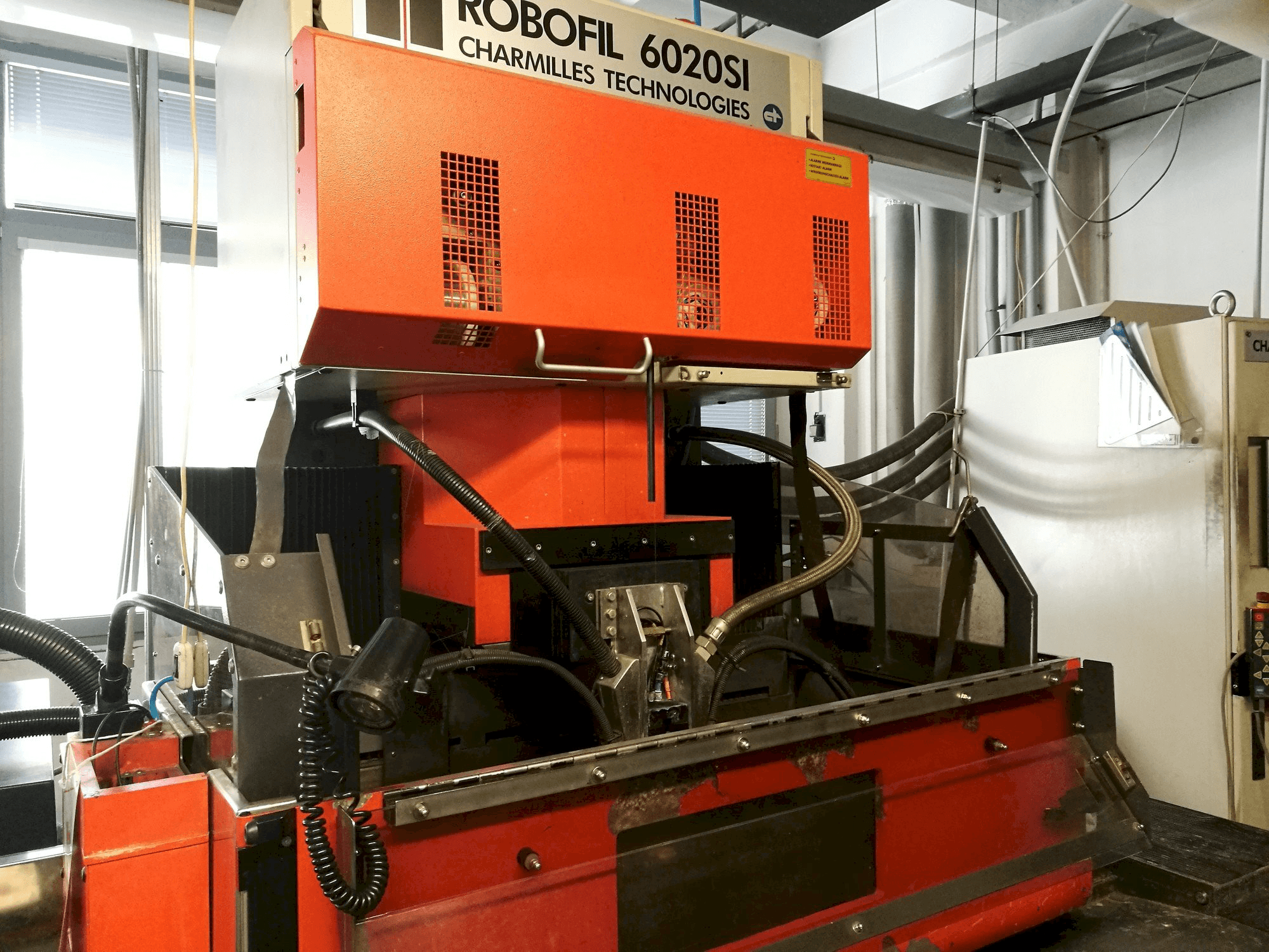 CHARMILLES Robofil 6020 SI Mašinos vaizdas iš priekio