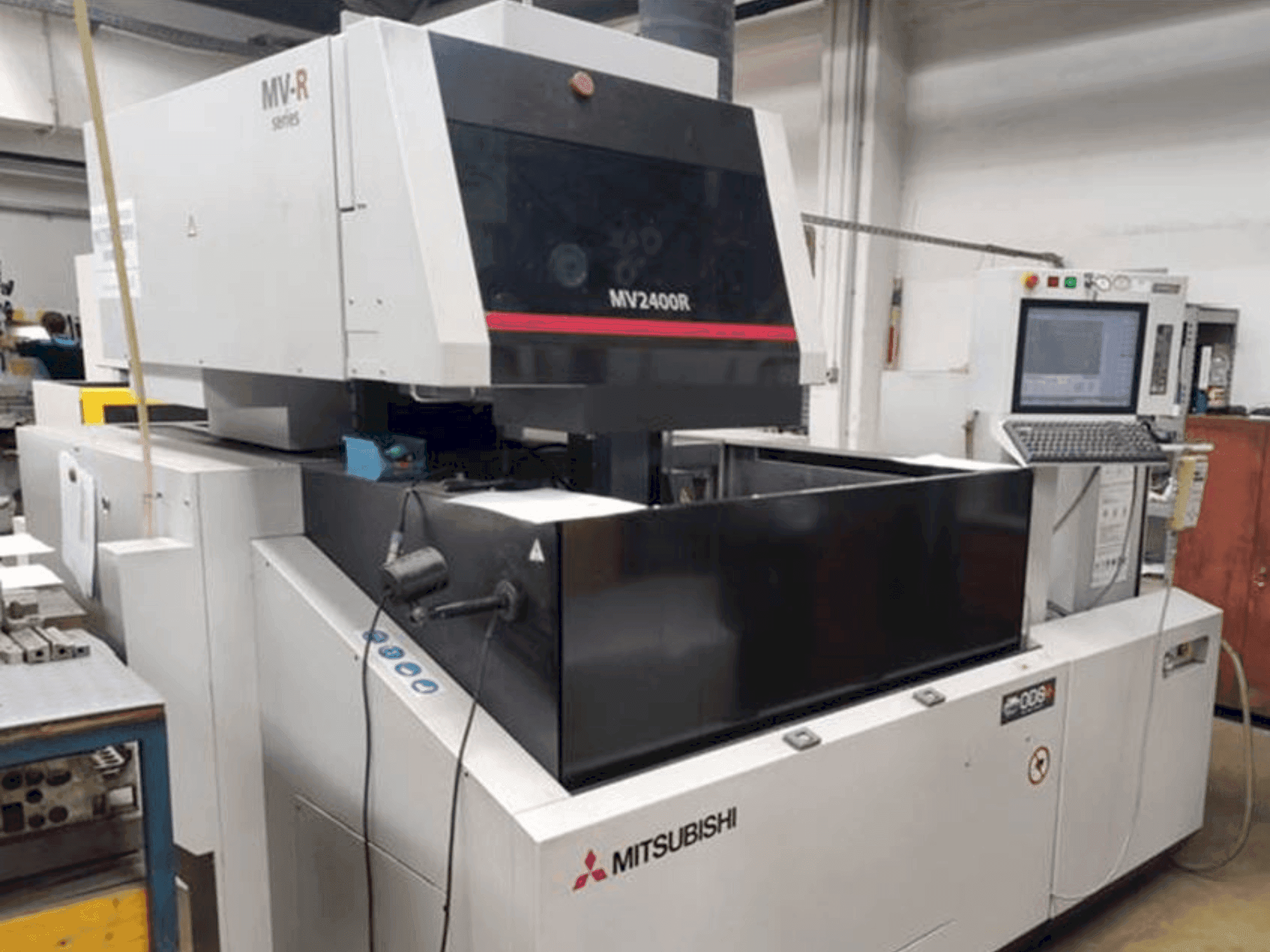 Mitsubishi Electric MV2400R Mašinos vaizdas iš priekio