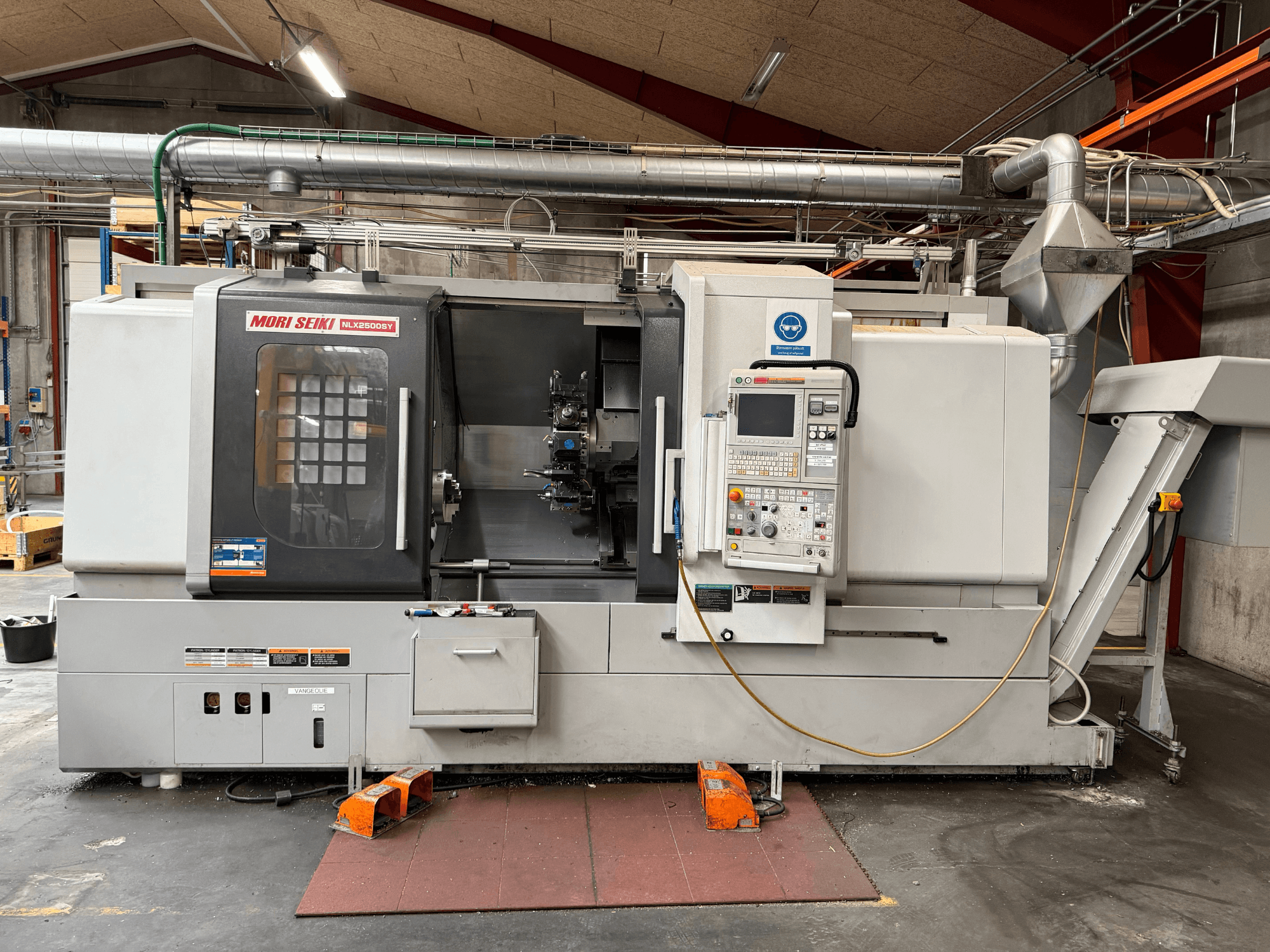 DMG MORI NLX2500SY/1250 horizontalioji tekinimo staklė, vaizdas iš priekio, kuriame matomas valdymo pultas ir darbo elementai.