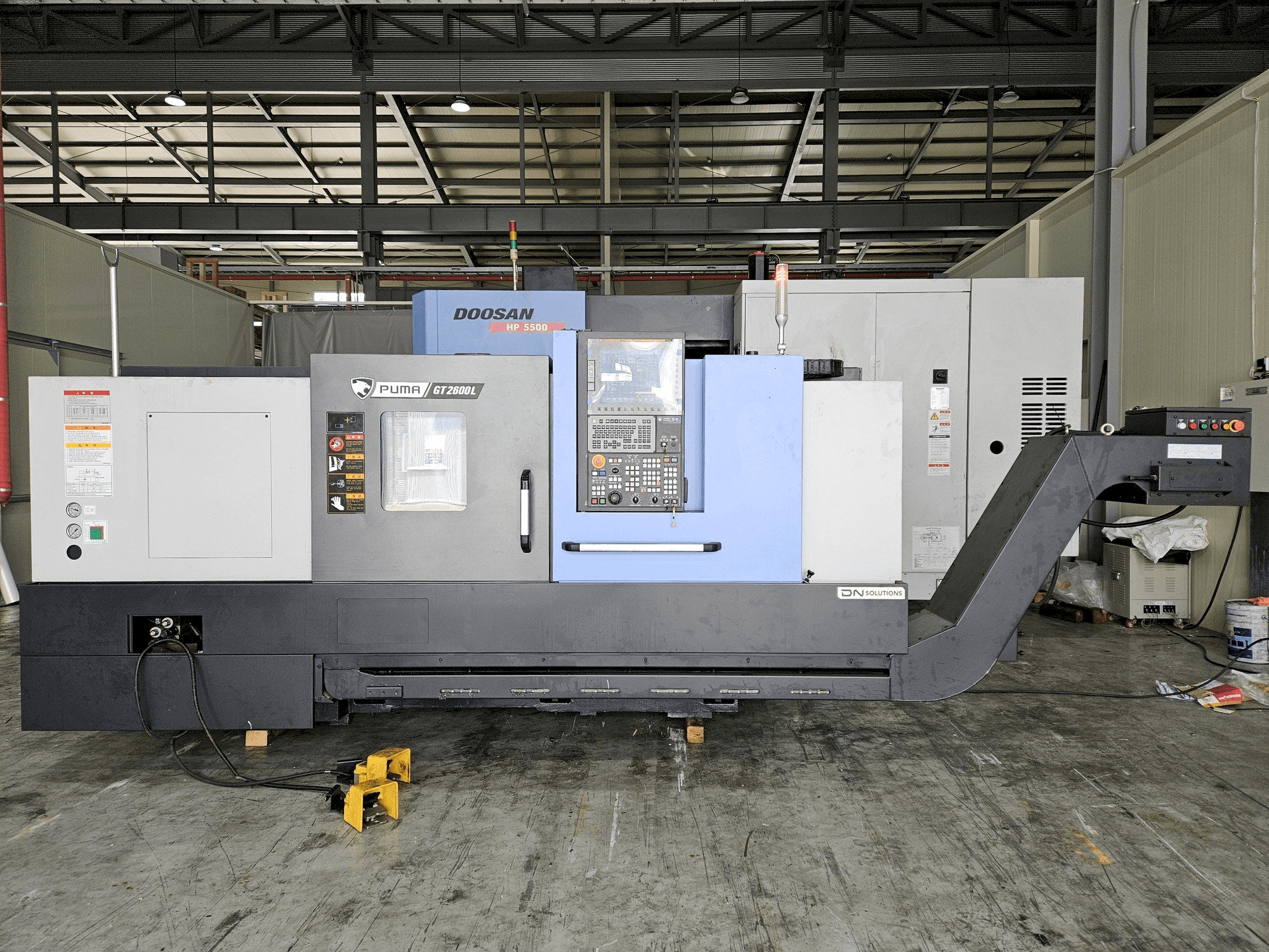 DN SOLUTIONS PUMA GT2600L Mašinos vaizdas iš priekio