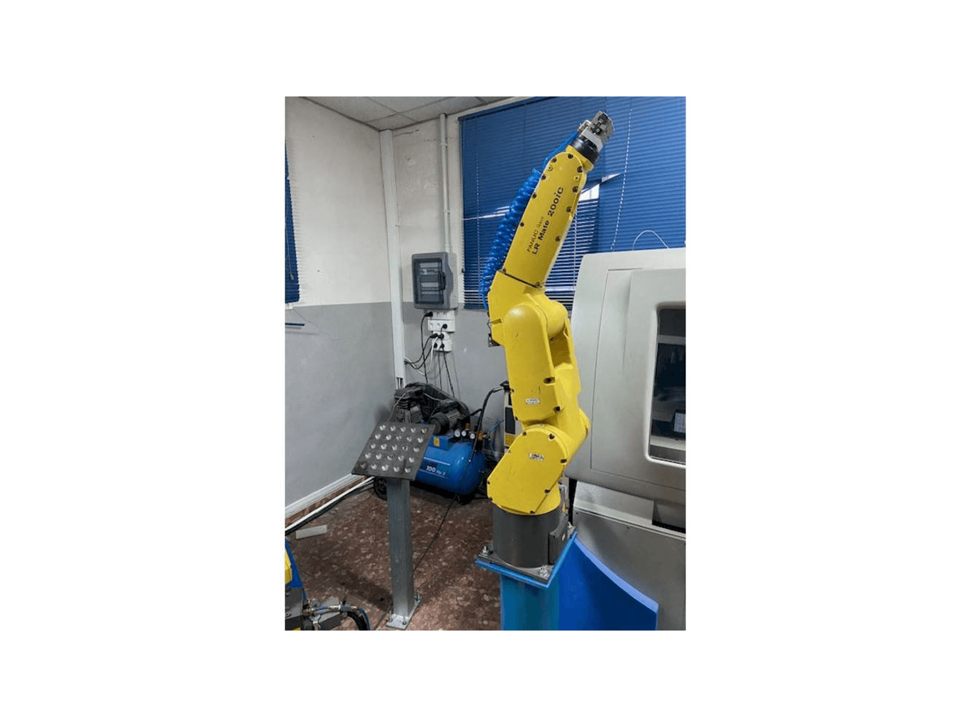 FANUC LR MATE 200 ic Mašinos vaizdas iš priekio