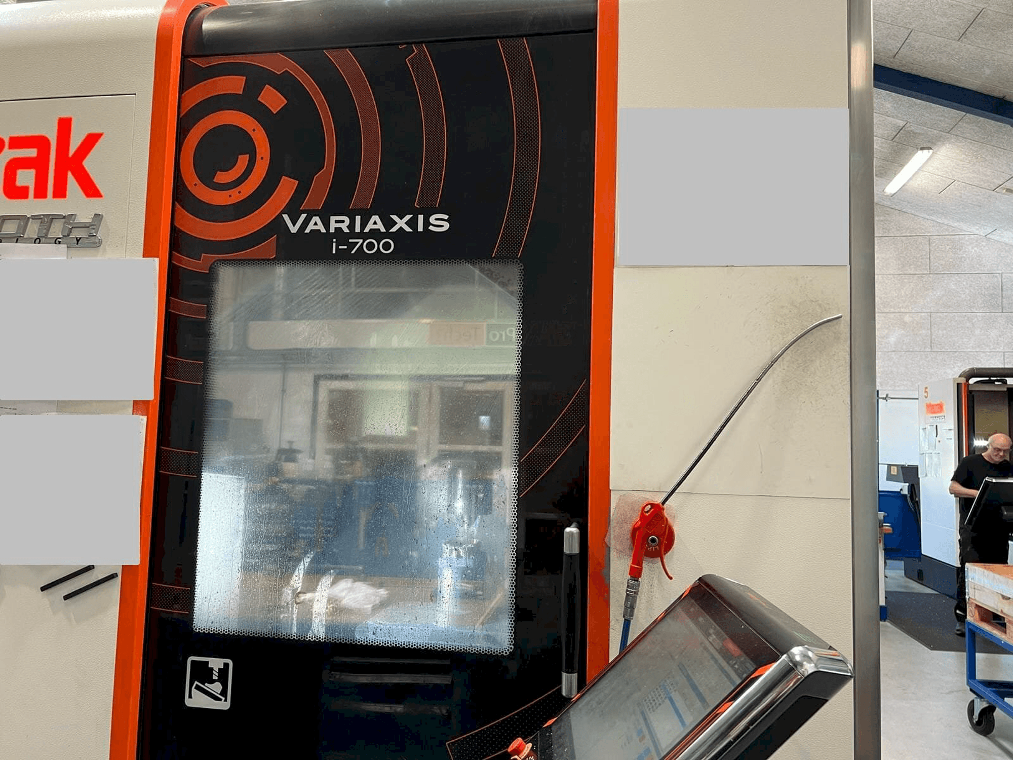 Mazak Variaxis i-700 Mašinos vaizdas iš priekio