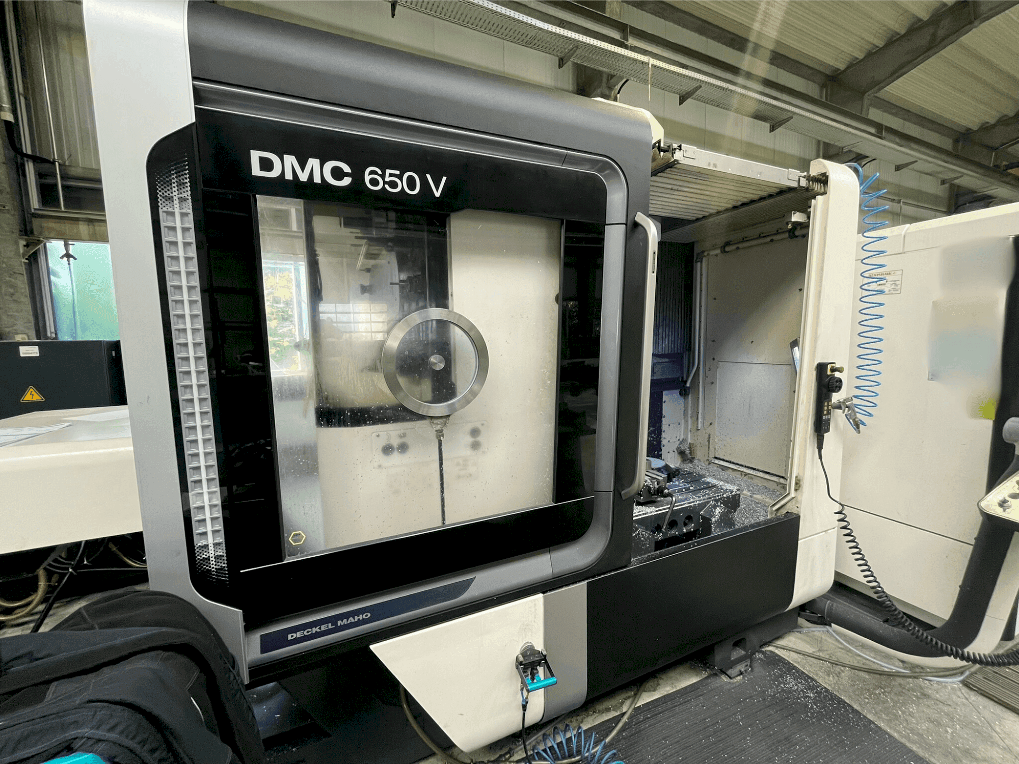 DMG MORI DMC 650 V Mašinos vaizdas iš priekio
