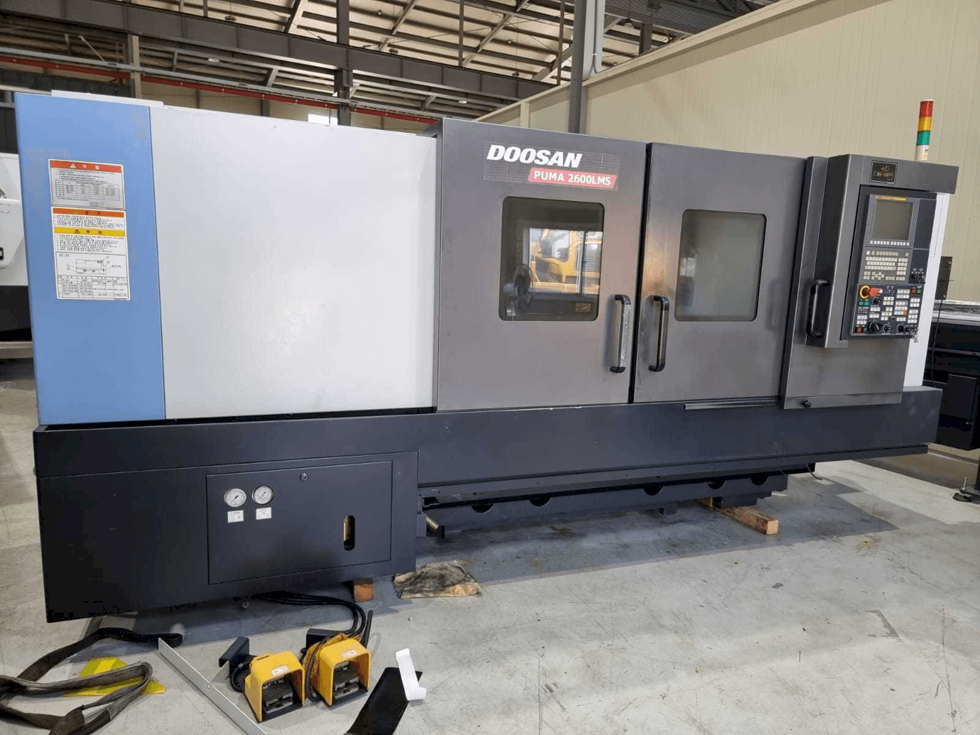 Doosan PUMA 2600LMS Mašinos vaizdas iš priekio