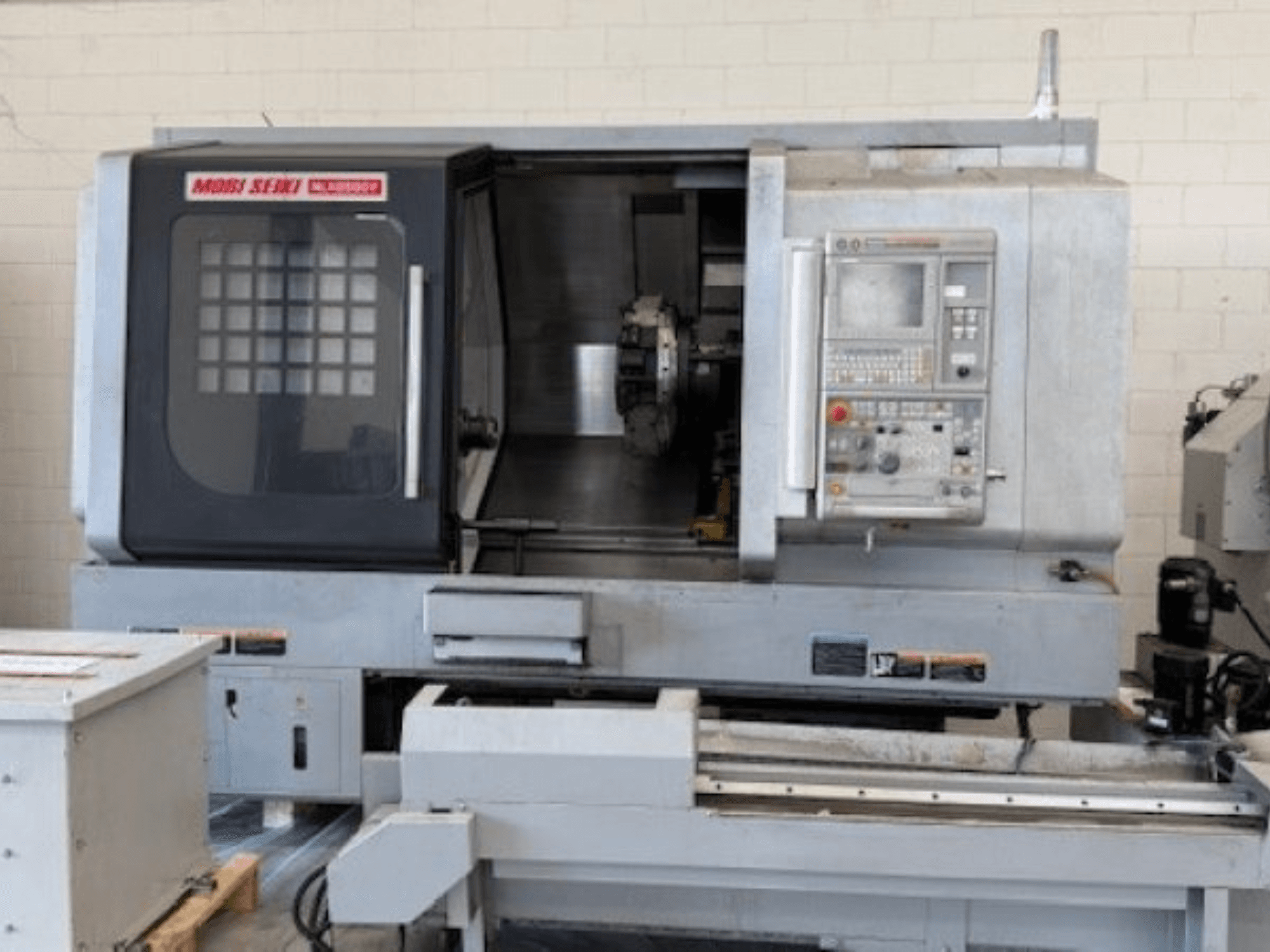 MORI SEIKI NLX 2500Y horizontalios tekinimo staklės, vaizdas iš priekio, valdymo skydelis ir darbo zona.