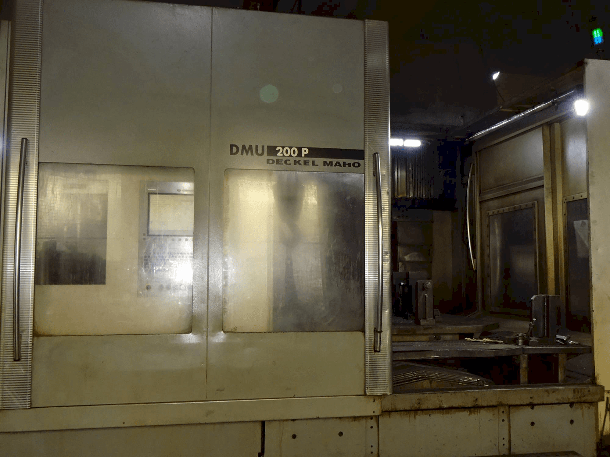 DECKEL MAHO Mašinos vaizdasDMU 200P iš priekio