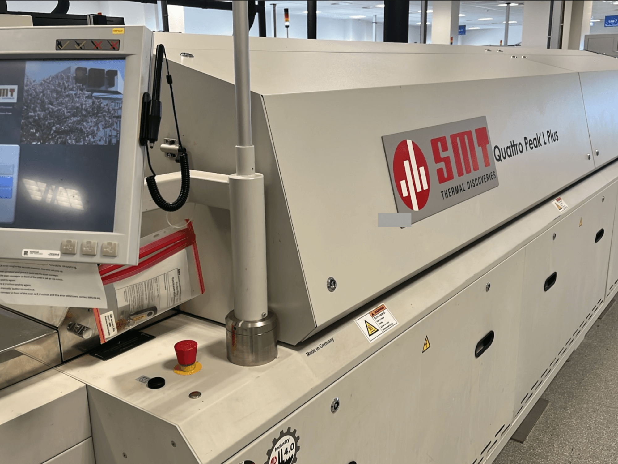 SMT "Quattro Peak L Plus" staklės, vaizdas iš priekio, aiškiai matomas valdymo skydelis, saugos mygtukai ir prekės ženklas.