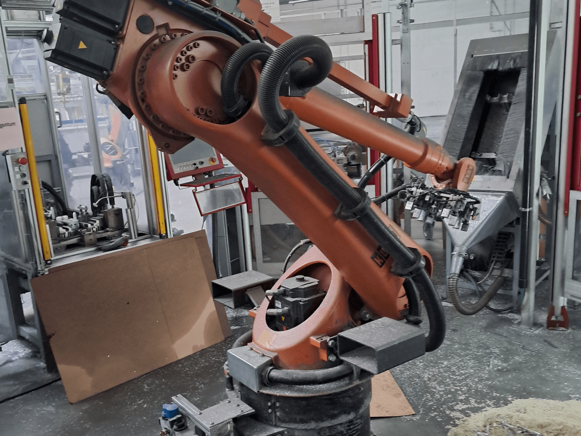 Roboto ranka „KUKA KR 30 L 16-2“ dirbtuvėse, vaizdas iš priekio. Matomi lankstiniai sąnariai ir pramoninė darbo erdvė fone.