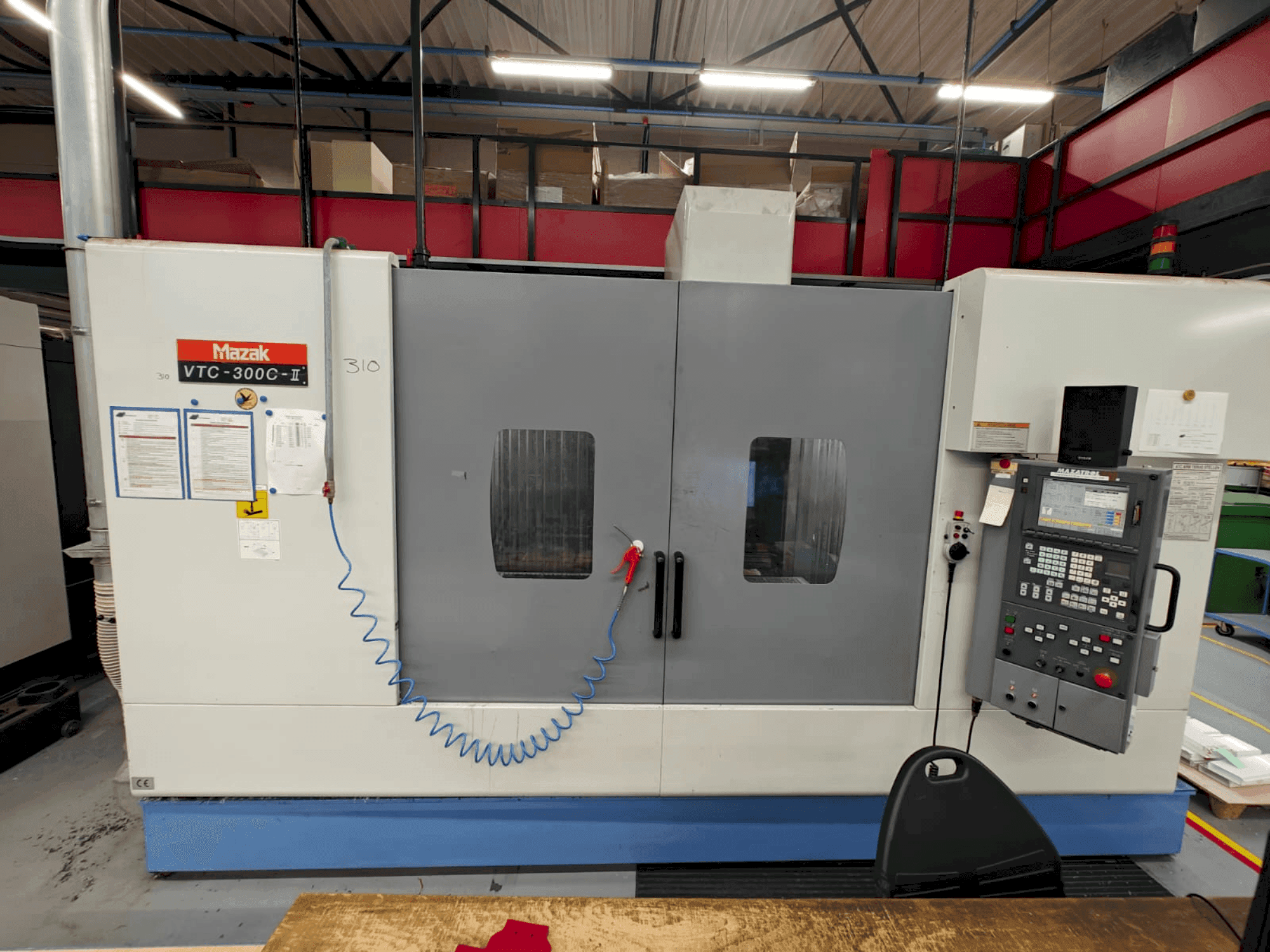 Mazak VTC-300C Mašinos vaizdas iš priekio