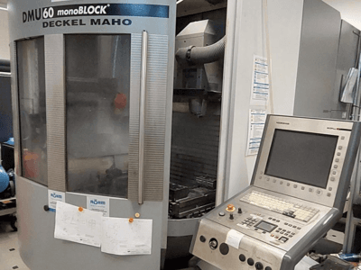 "Deckel Maho" DMU 60 monoBLOCK, CNC frezavimo staklių vaizdas iš priekio su valdymo skydeliu ir pridėtais techniniais brėžiniais.