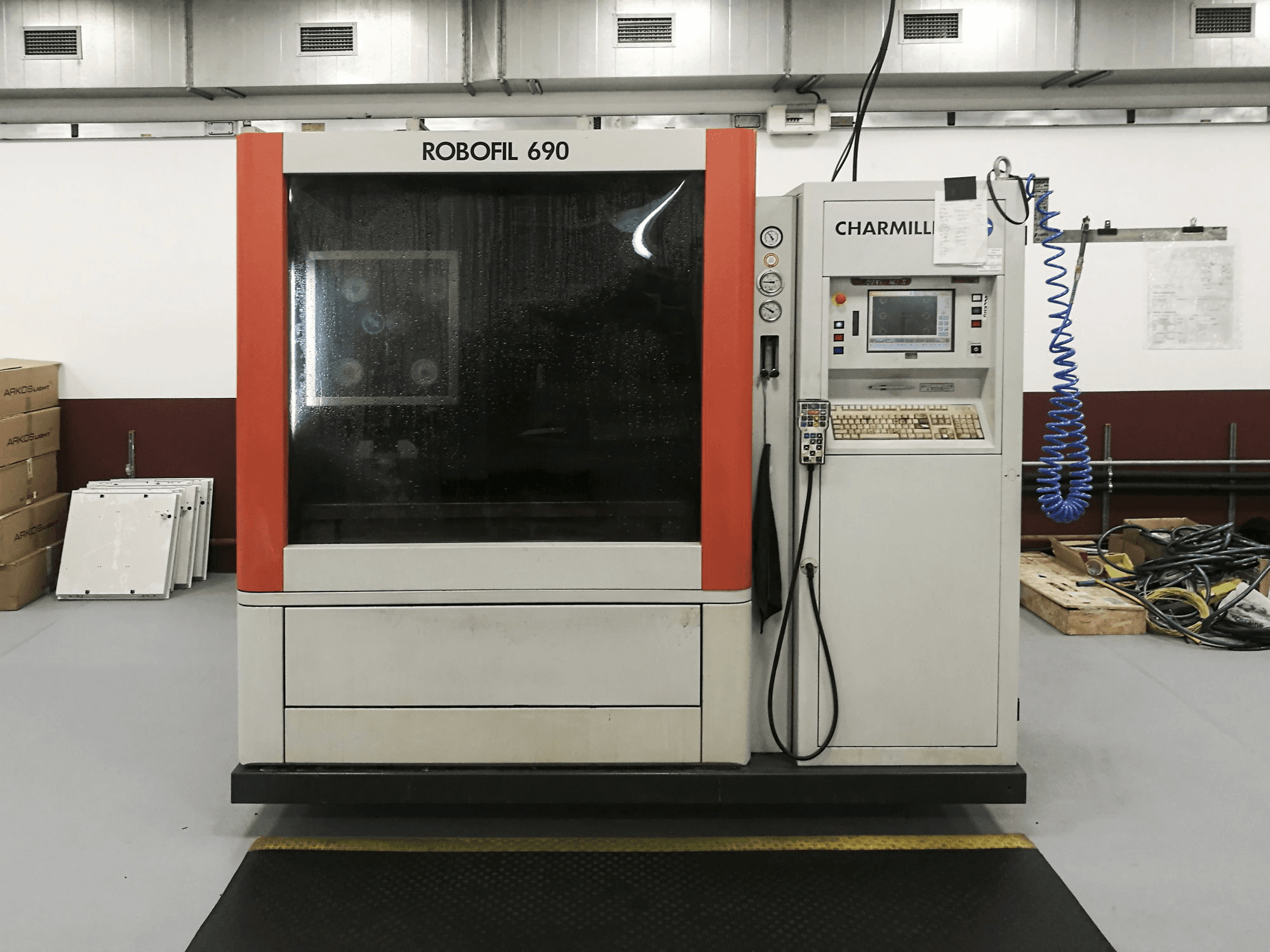 CHARMILLES ROBOFIL 690 Mašinos vaizdas iš priekio