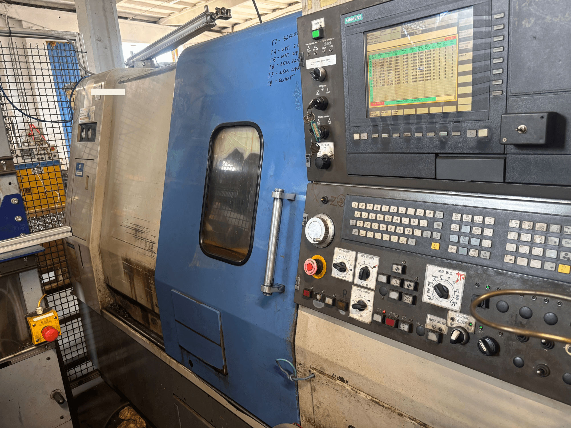 „Hyundai HIT-200C“ horizontalioji tekinimo staklė, vaizdas iš priekio, su „Siemens“ valdymo pultu ir valdymo mygtukais.
