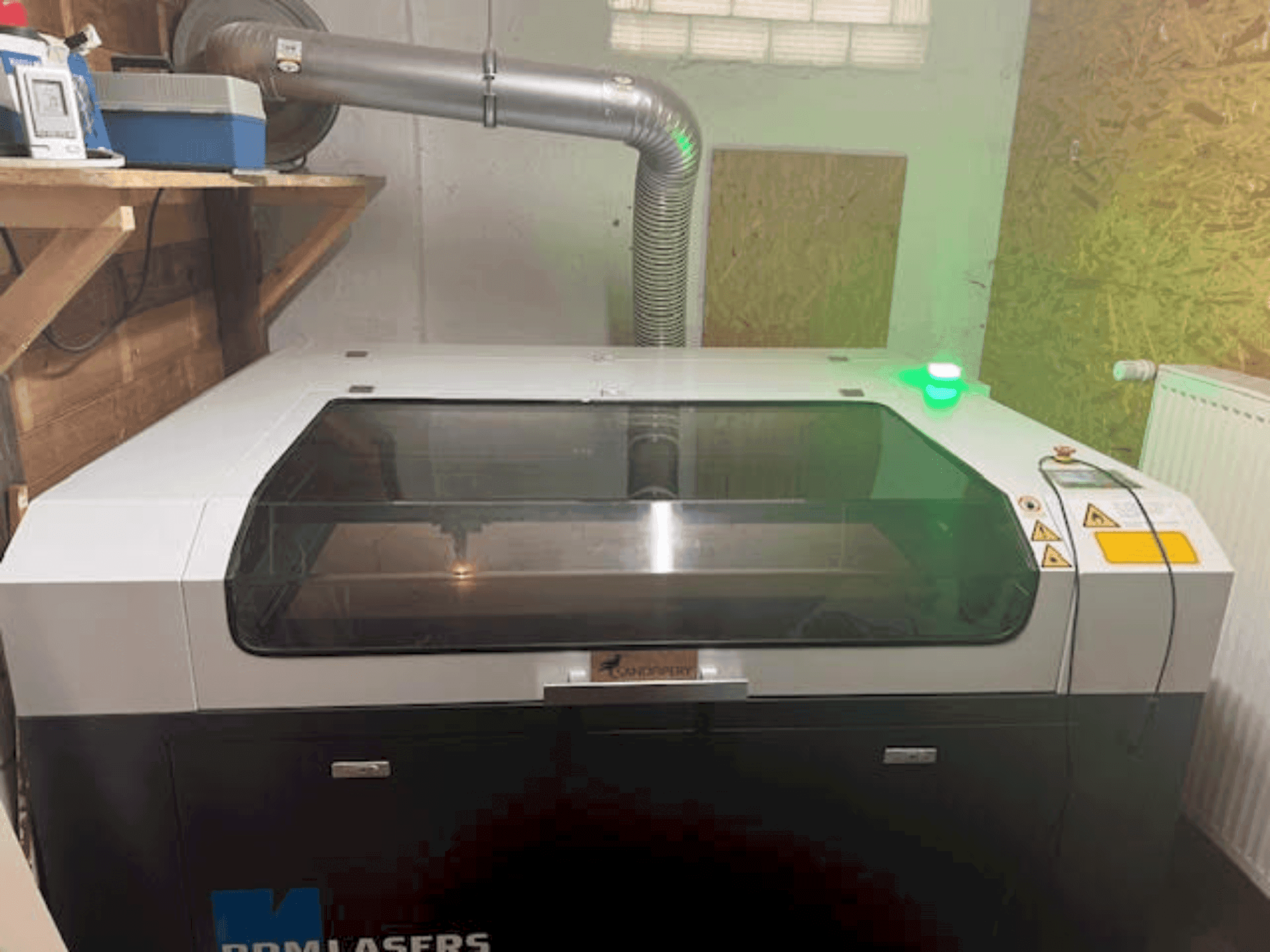 BRM Lasers 90130 - 100 Watt CO2 Mašinos vaizdas iš priekio